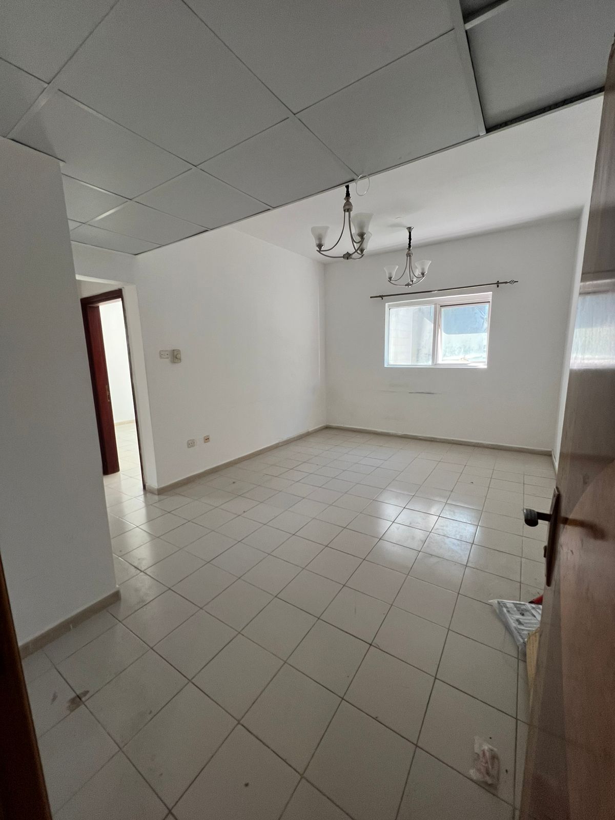 1BR hall, great price, prime location, near Sharjah Corniche, close to all services, beside Saudi German Hospital, don’t miss it
