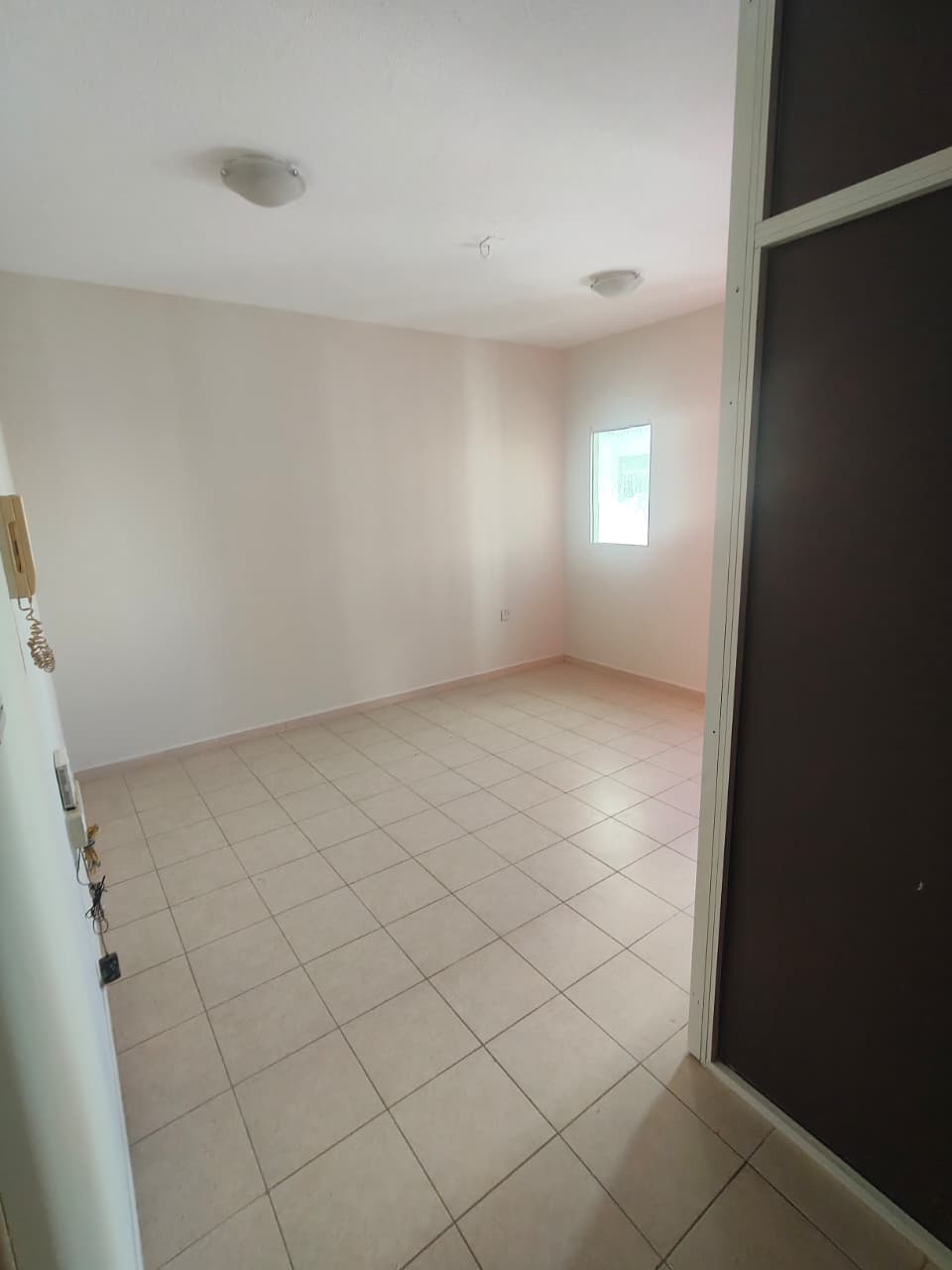 Spacious studio in Al Majarah, central AC, separate kitchen, 21K AED, 6 cheques, family-friendly, ready to move.