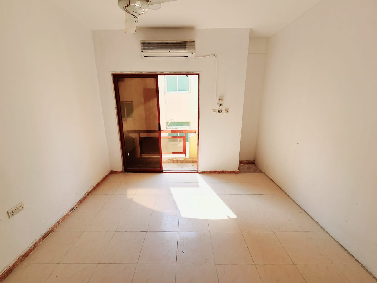 Amazing offer 1 BHK available fully family building near safari mull in Muwailha Sharjah Call Ahsan Ali