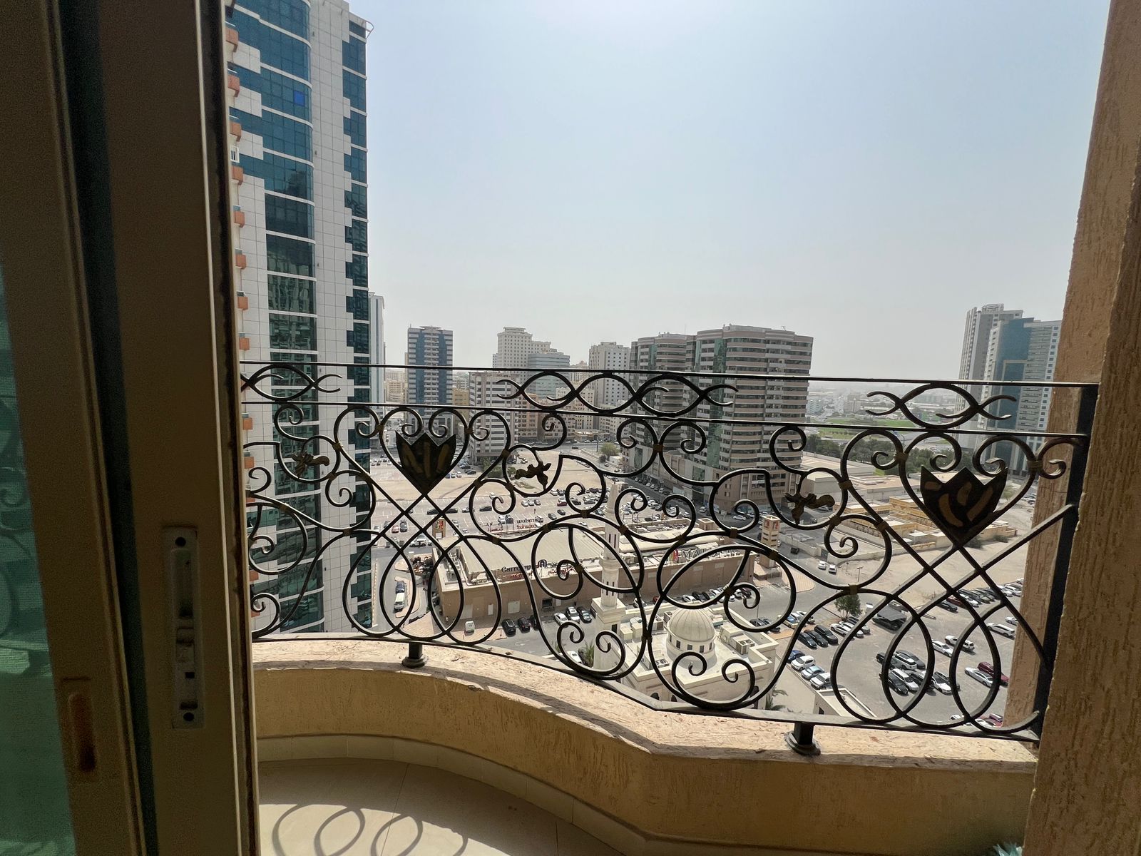 Open view, balcony, built-in wardrobes, free gym and swimming pool, spacious layout, prime lively service location.