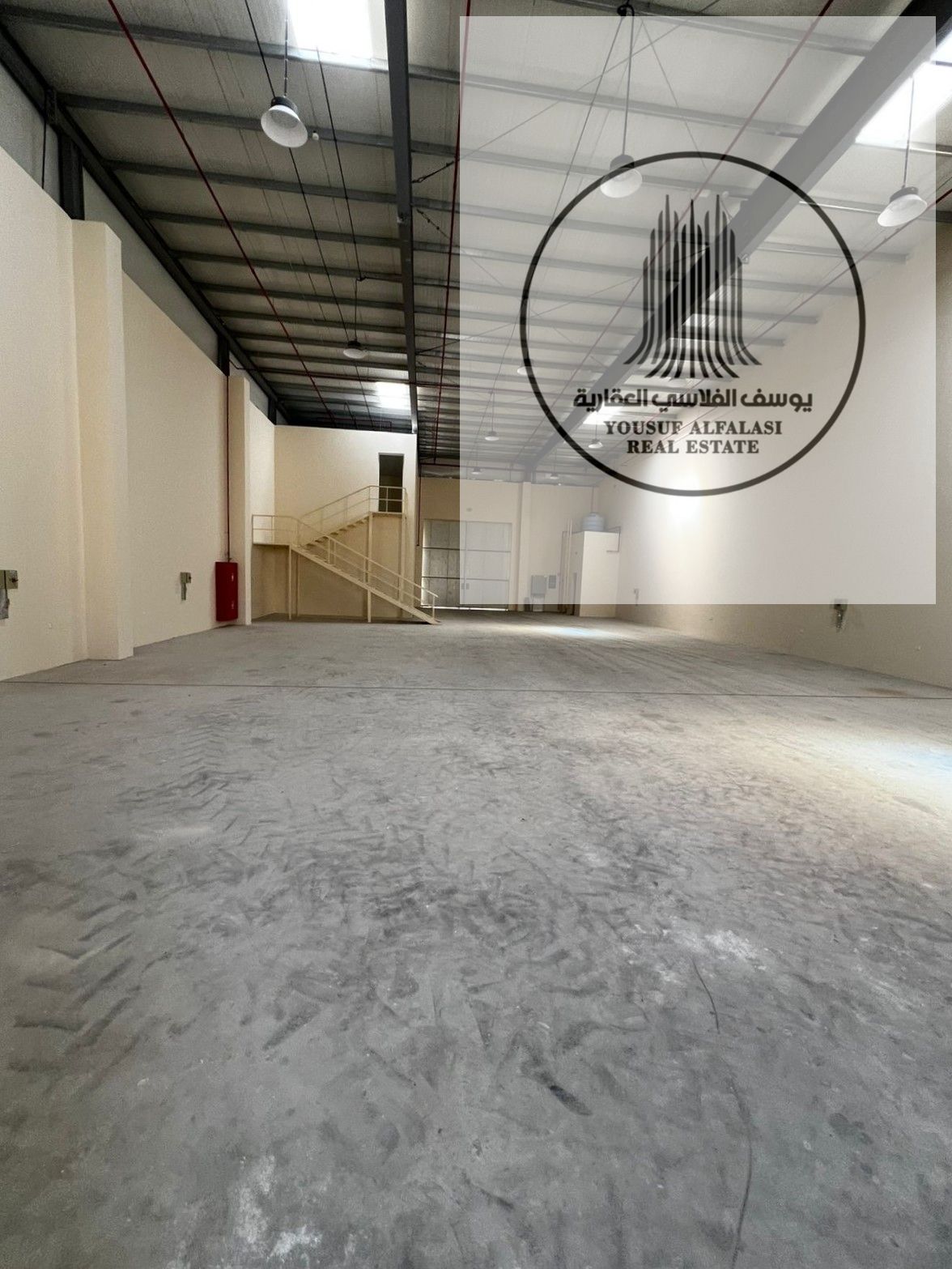 Excellent price: 10,600 sq ft warehouse with 146 kW electricity, suitable for food or storage.