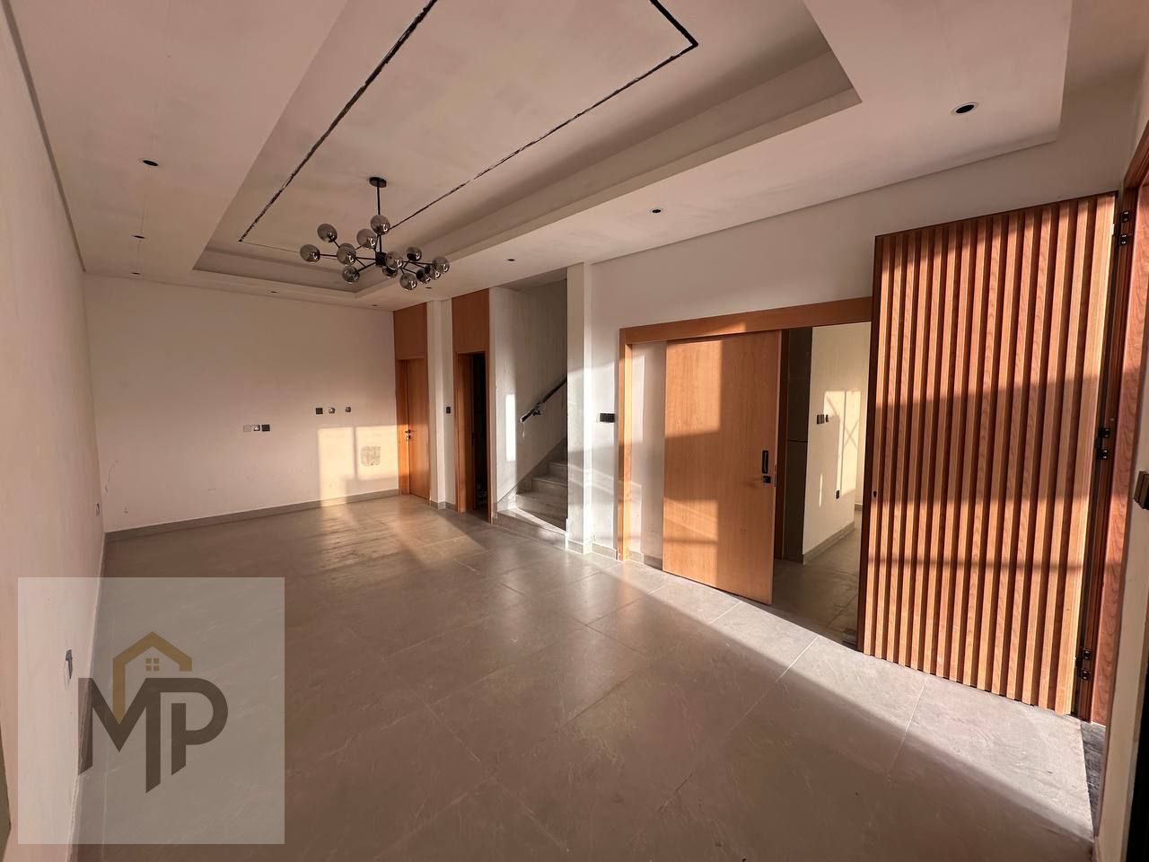 A luxurious villa in Ajman, built and finished to a super deluxe standard with a large footprint and spacious rooms. Freehold ownership.