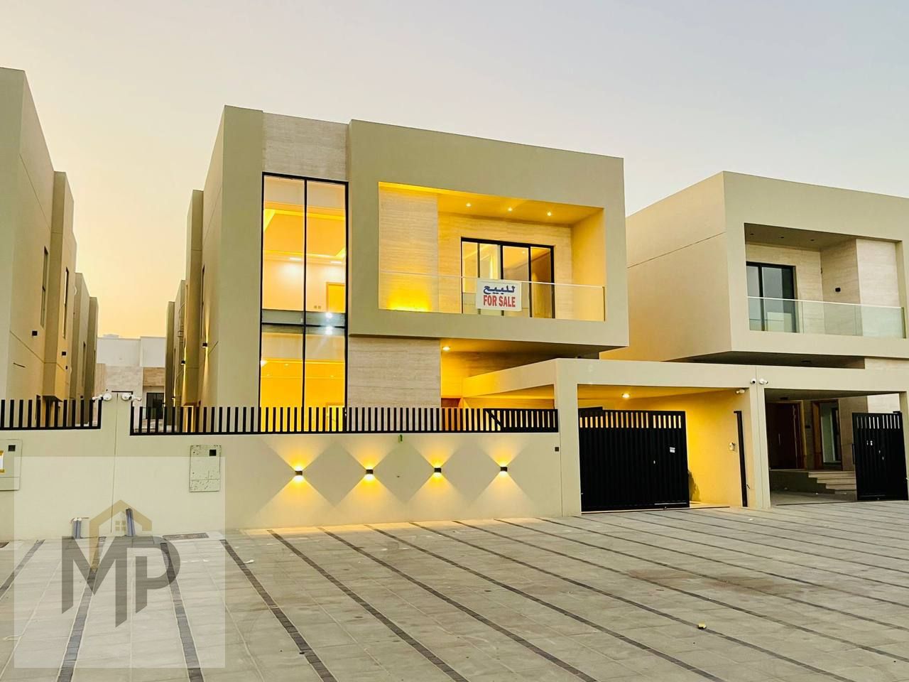 A luxurious villa in Ajman, built and finished to a super deluxe standard with a large footprint and spacious rooms. Freehold ownership.