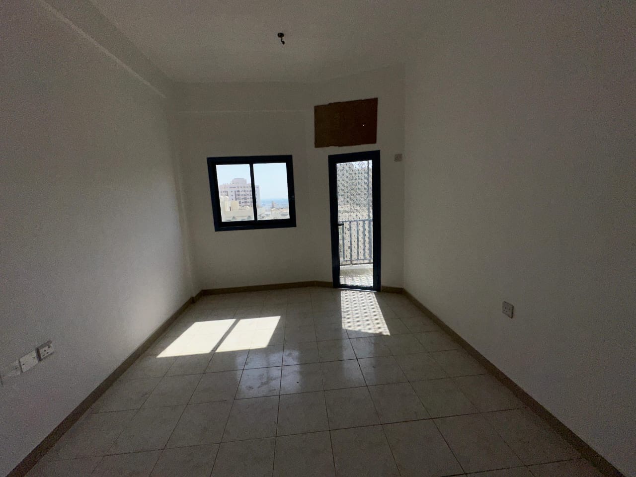 HOT OFFER ~BIG 1BHK WITH BALCONY NEAR FREE PARKING IN JUST 24K **