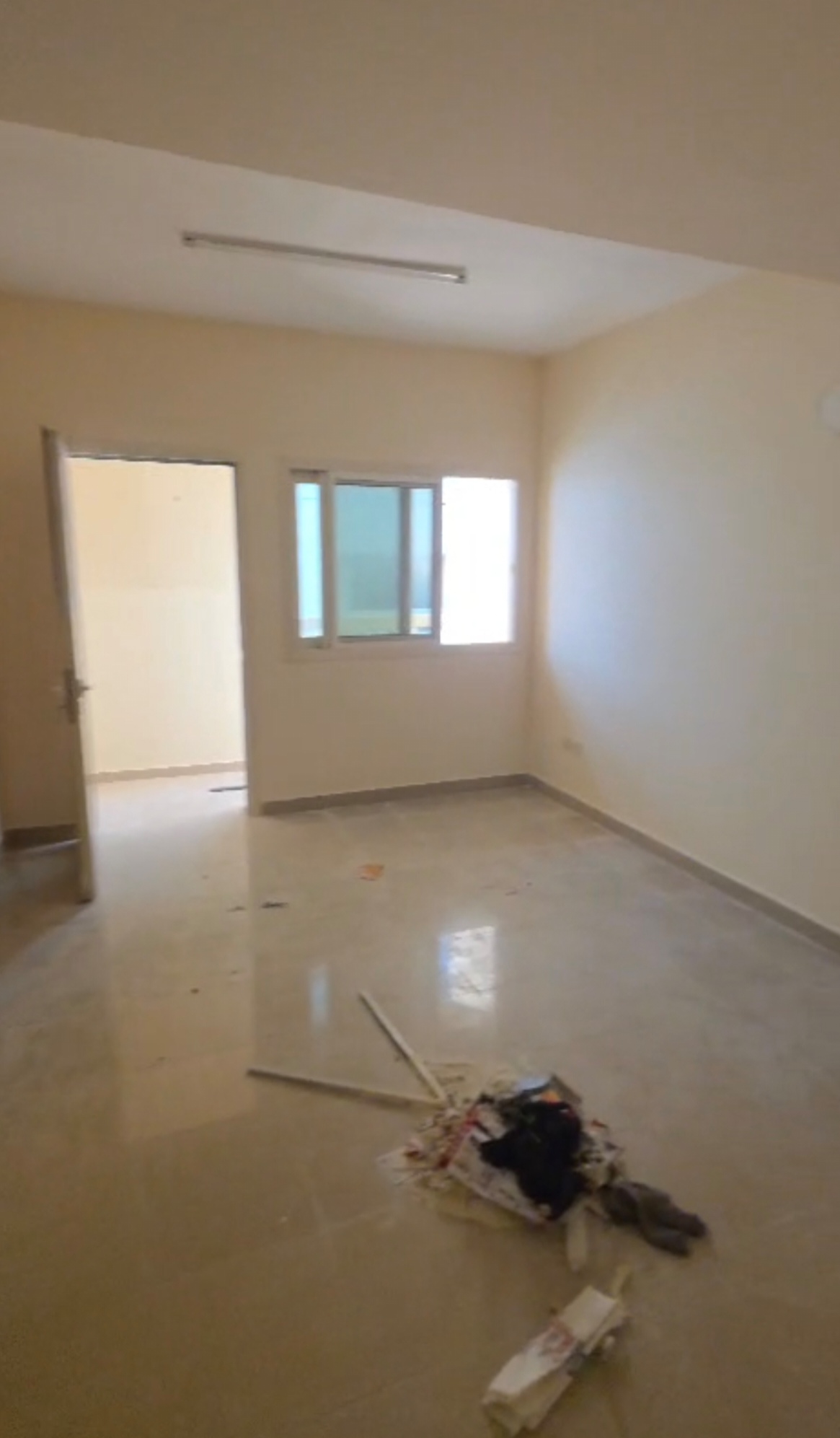 BIG OFFER 1BHK WITH BALCONY FAMILY BUILDING CENTRAL AC AND GASS RENT ONLY 32K