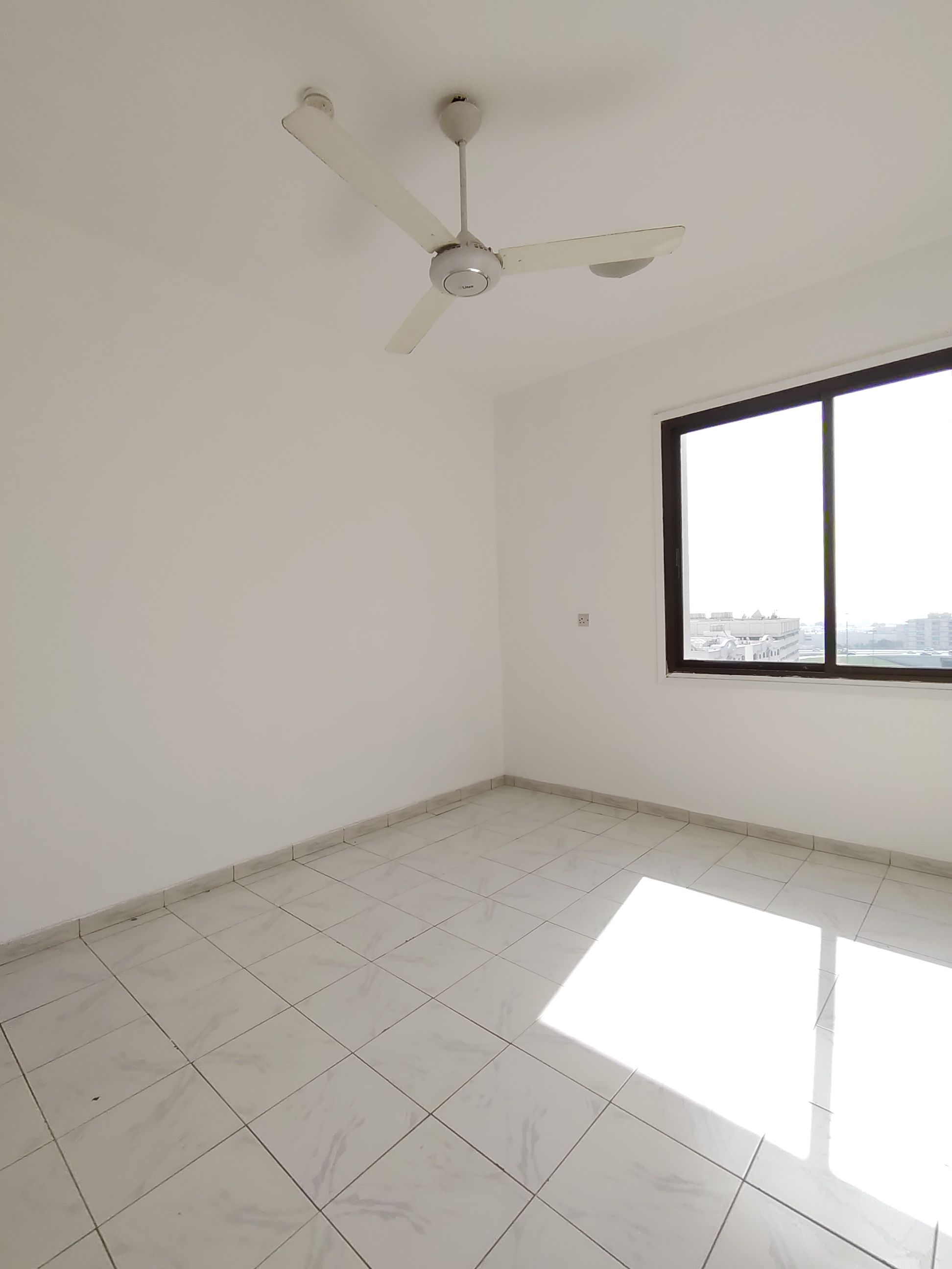 READY TO MOVED 2BHK WITH BALCONY FAMILY BUILDING CLOSE HALL WITH EXTRA DRAINING SPACE RENT ONLY 40K