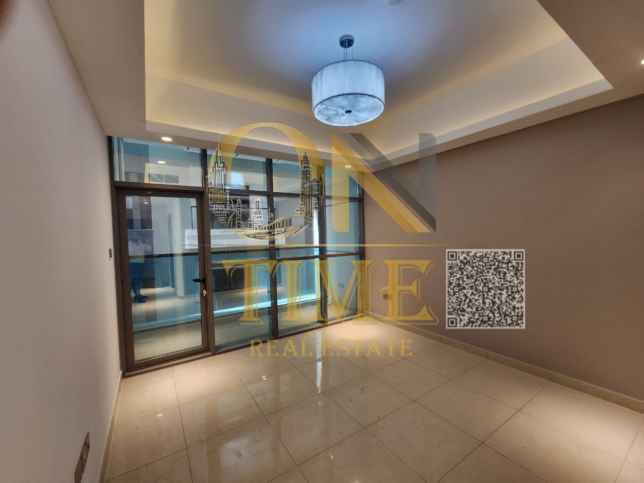 Excellent location / Gym, pool, and parking / Built-in wardrobes