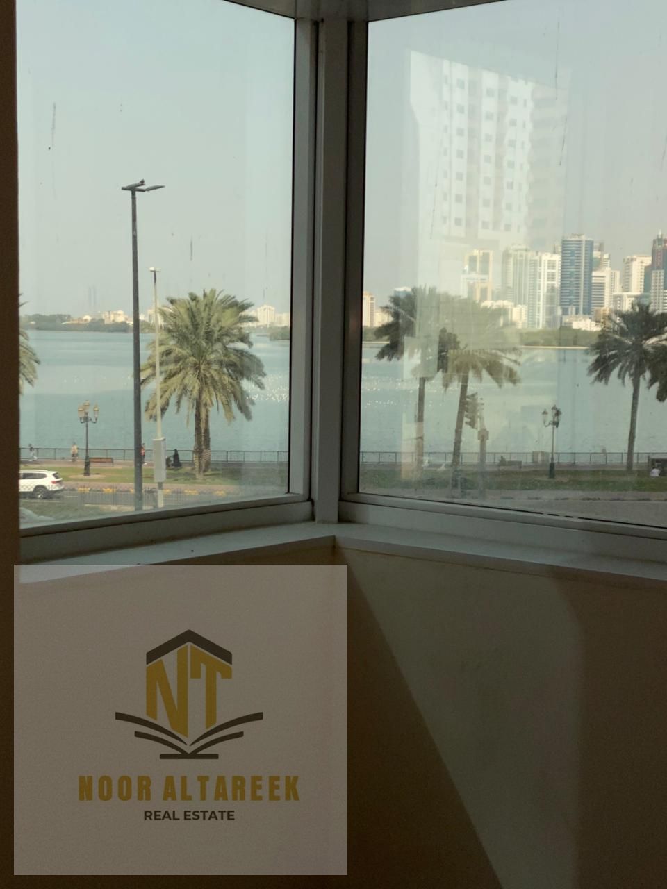 Al Majaz Apartment 2 Three rooms Hall and balcony 4 bathroom Maid's room Sea view Free air conditioning