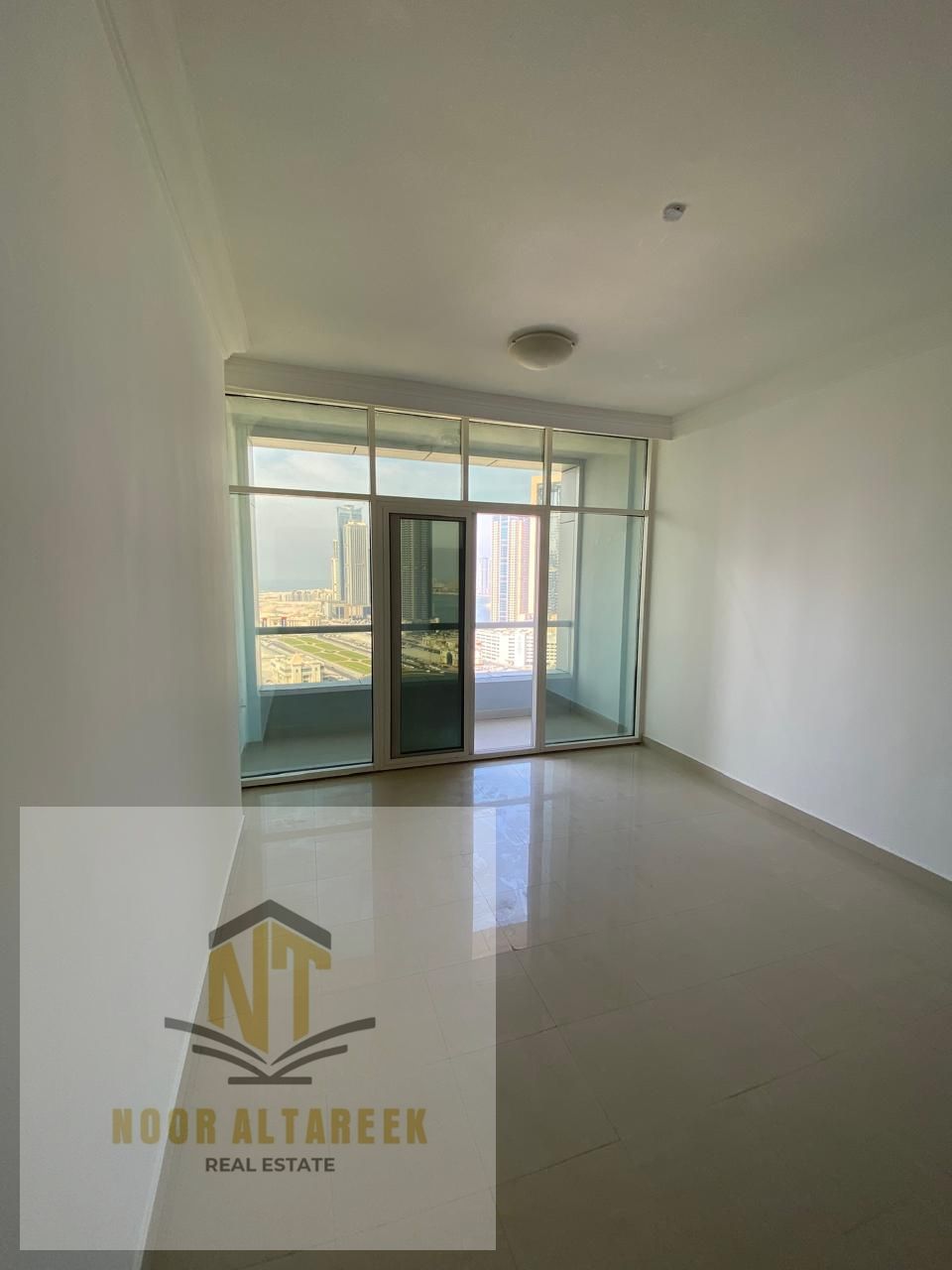 Al Taawun Apartment, 3 rooms, a living room, 4 bathrooms, a balcony, a maid’s room, parking, a free month, a gym, and a swimming pool.