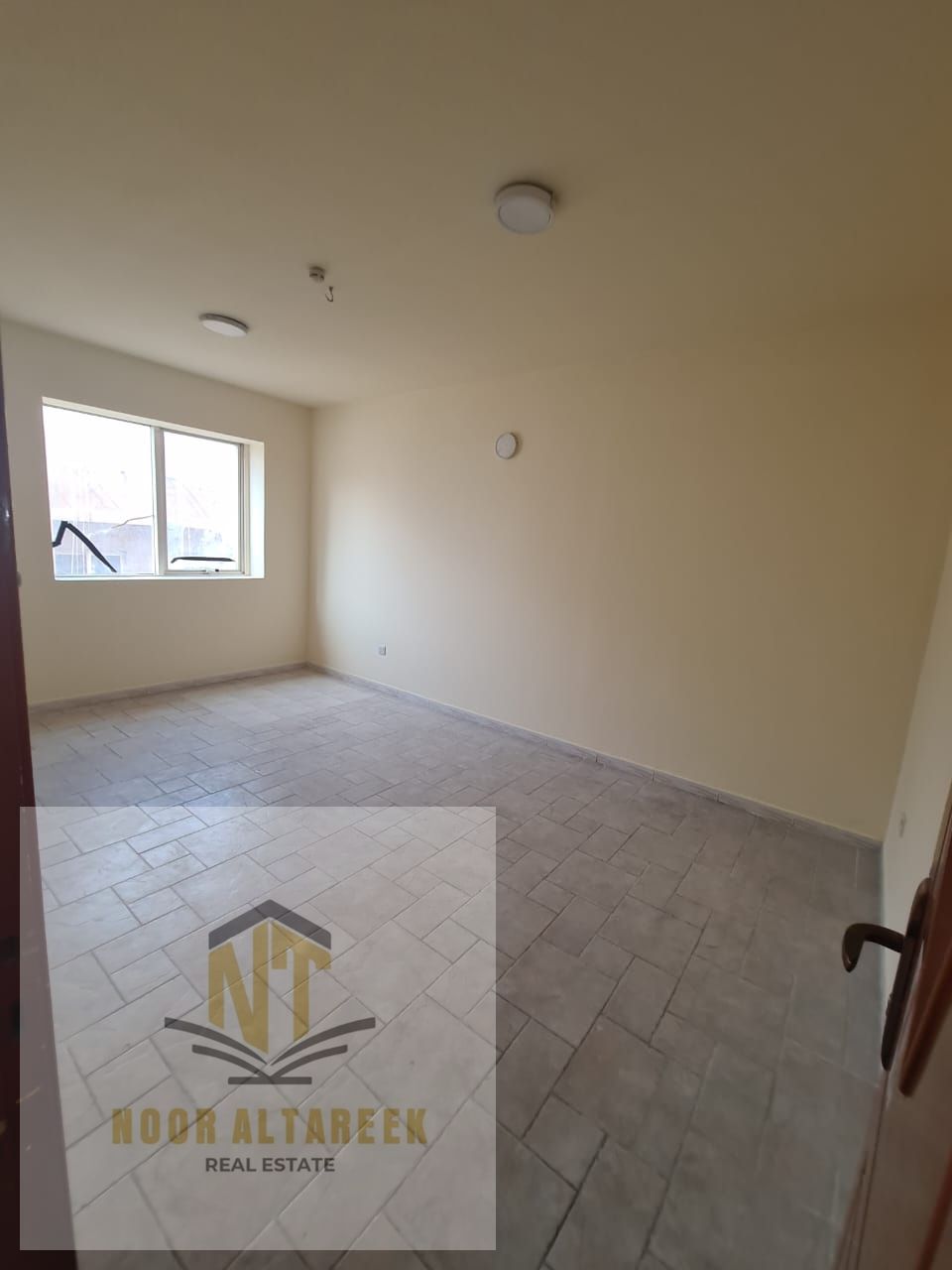 Al Noor Al Tareeq Real Estate announces the availability of a well-maintained apartment for yearly rent in Al Shuwaiheen, making it a suitable option