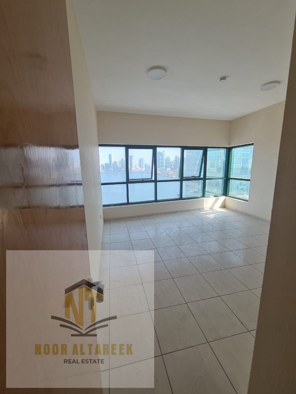 Located in the Al Qasba area with a stunning sea view, this spacious apartment is ideal for families seeking comfort.