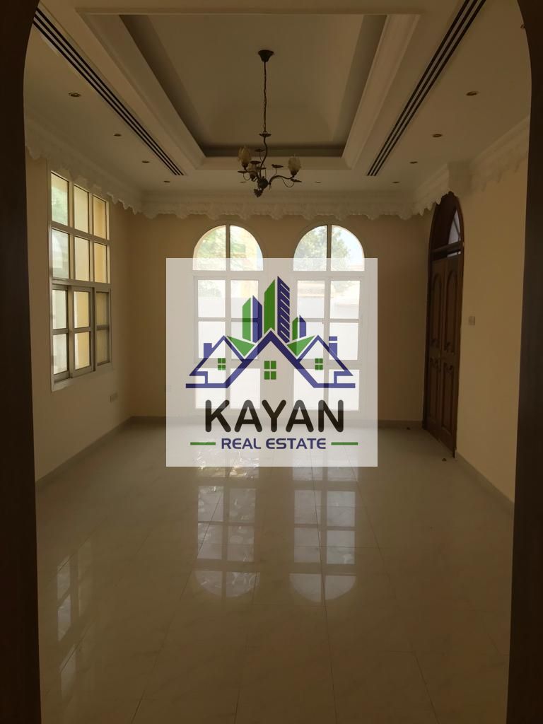 Spacious villa for rent - 7 bedrooms and 5 bathrooms- Close to essential services, schools, and main roads