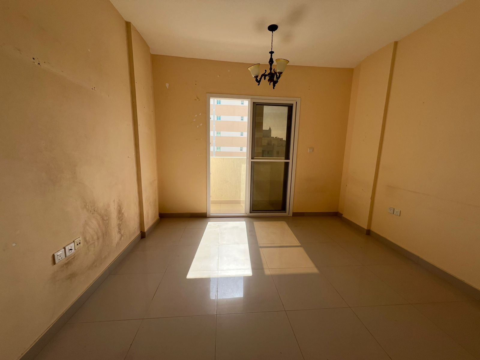 Beautiful apartment in Al Qulayah – Balcony – Central AC – Spacious layout – Outdoor parking – Prime location.