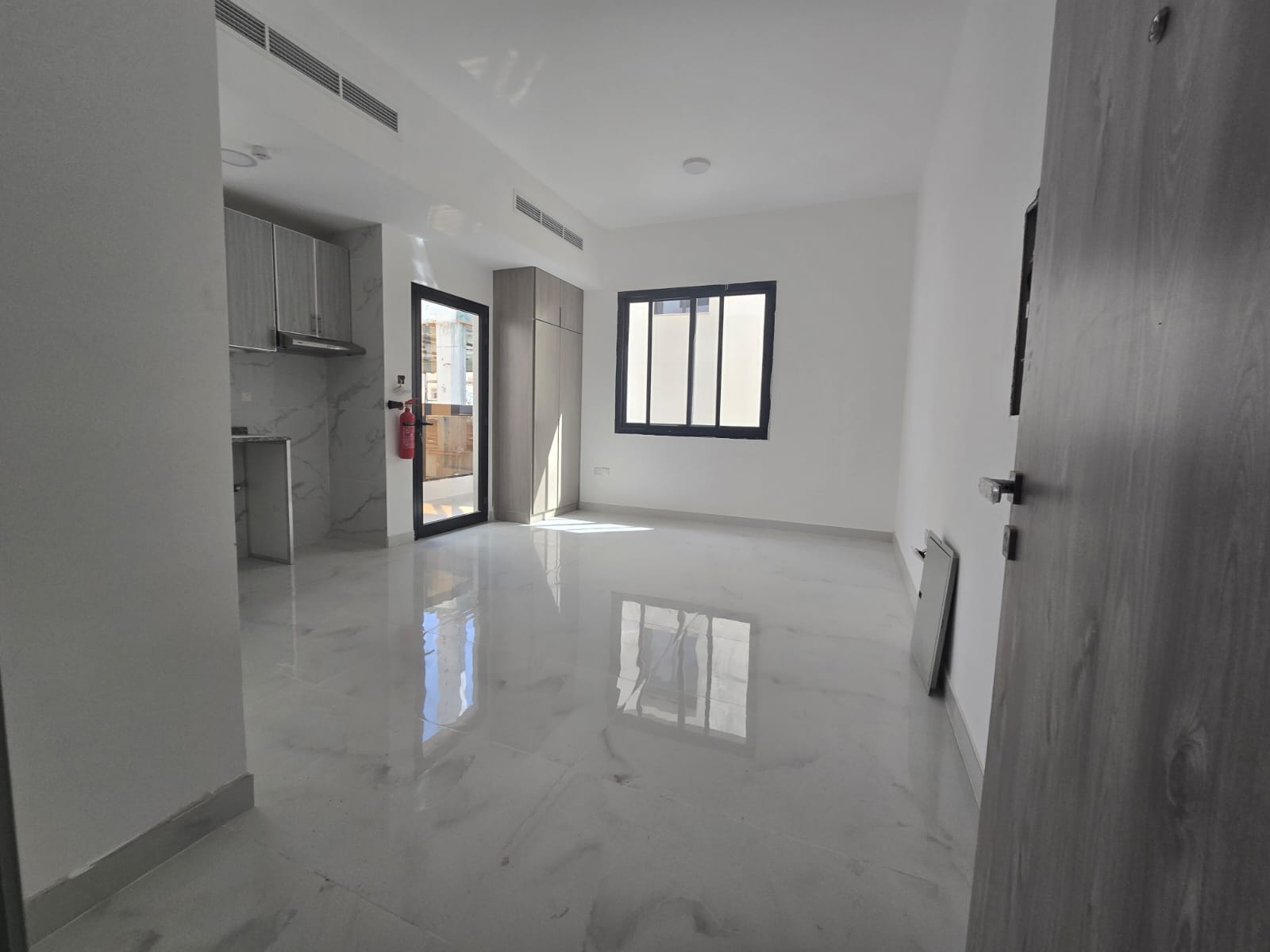 Studio apartment in Al-Aliya, first occupancy, with balcony. Semi-separate kitchen. Central air conditioning.
