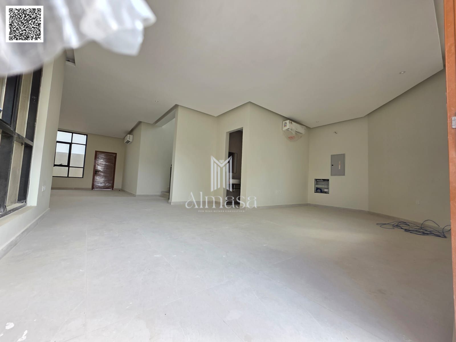 Own a corner villa at an attractive price. Modern design, VIP finishing, large yard, price includes air conditioning. Prime location behind a park.