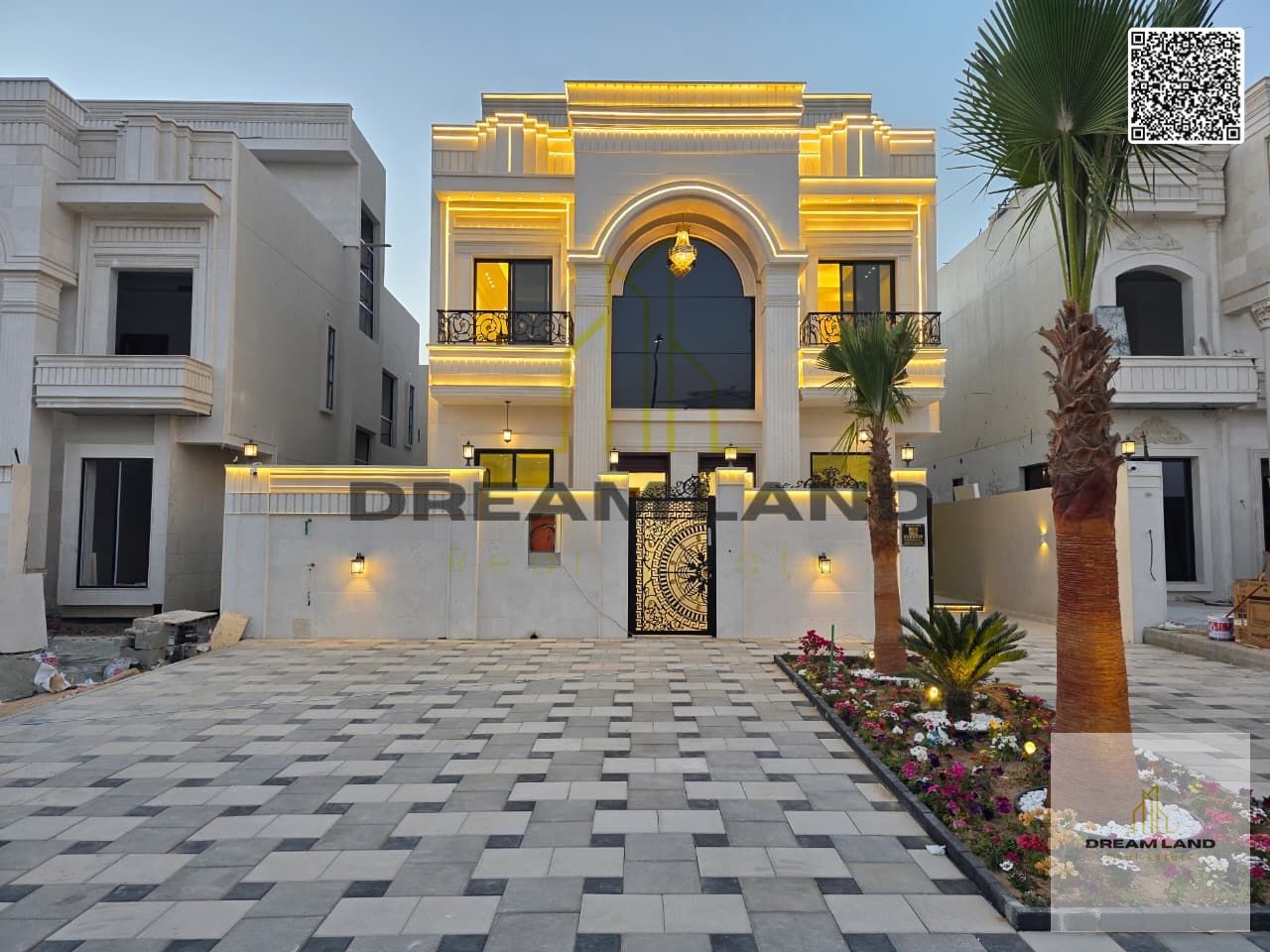 Villa directly from the owner in Al-Haliyo 1 area, prime location, two floors and a roof, five rooms with an elegant classic design, at a price that i
