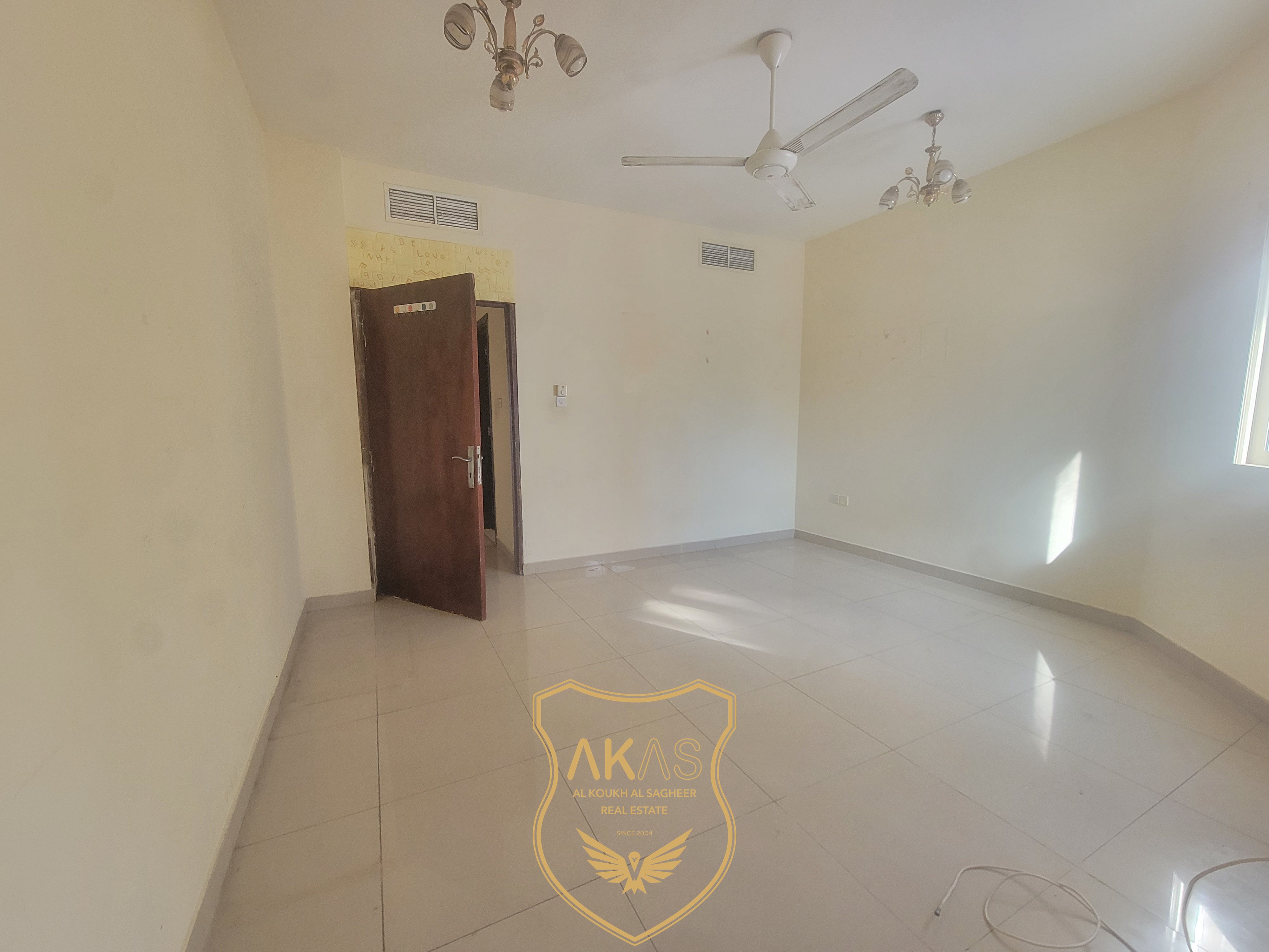 Spacious 1bhk flat wiht 2 bathroom central ac& gas family building near to rolla park only 27k