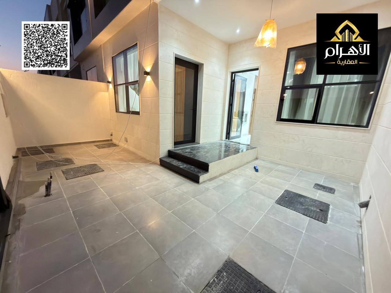 A magnificent villa, furnished, including water, electricity and air conditioning, consisting of 5 master bedrooms with built-in wardrobes and two rec