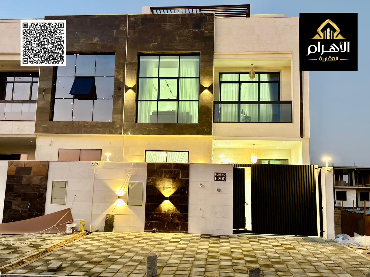 A magnificent villa, including water, electricity and air conditioning, consisting of 5 master bedrooms with built-in wardrobes and 2 reception halls