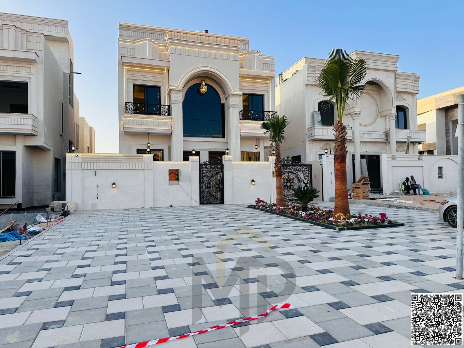 Villa directly from the owner in Al-Haliou area, prime location, two floors and a roof, five rooms with an elegant classic design, ready to live in.