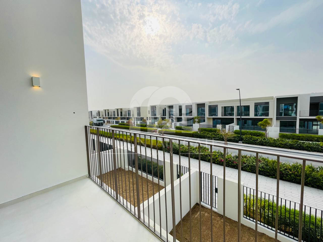 Single Row | Brand New | Close to Beach
