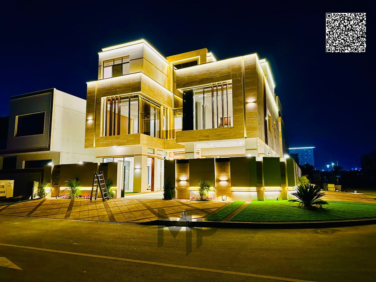 Luxury corner villa with 7 bedrooms, private pool, elevator, and roof terrace – price includes registration fees and air conditioning. Freehold owners