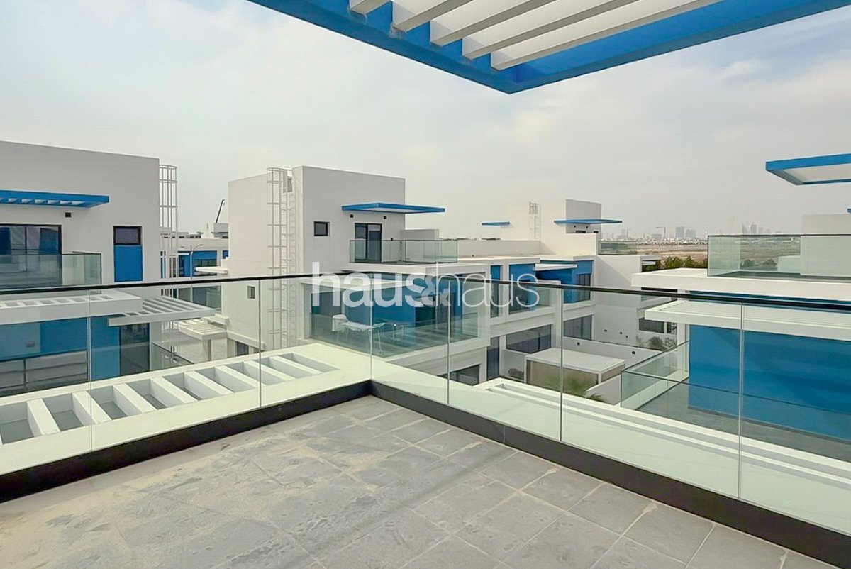 5 Bed | Close Proximity to Amenites + Park | G+2