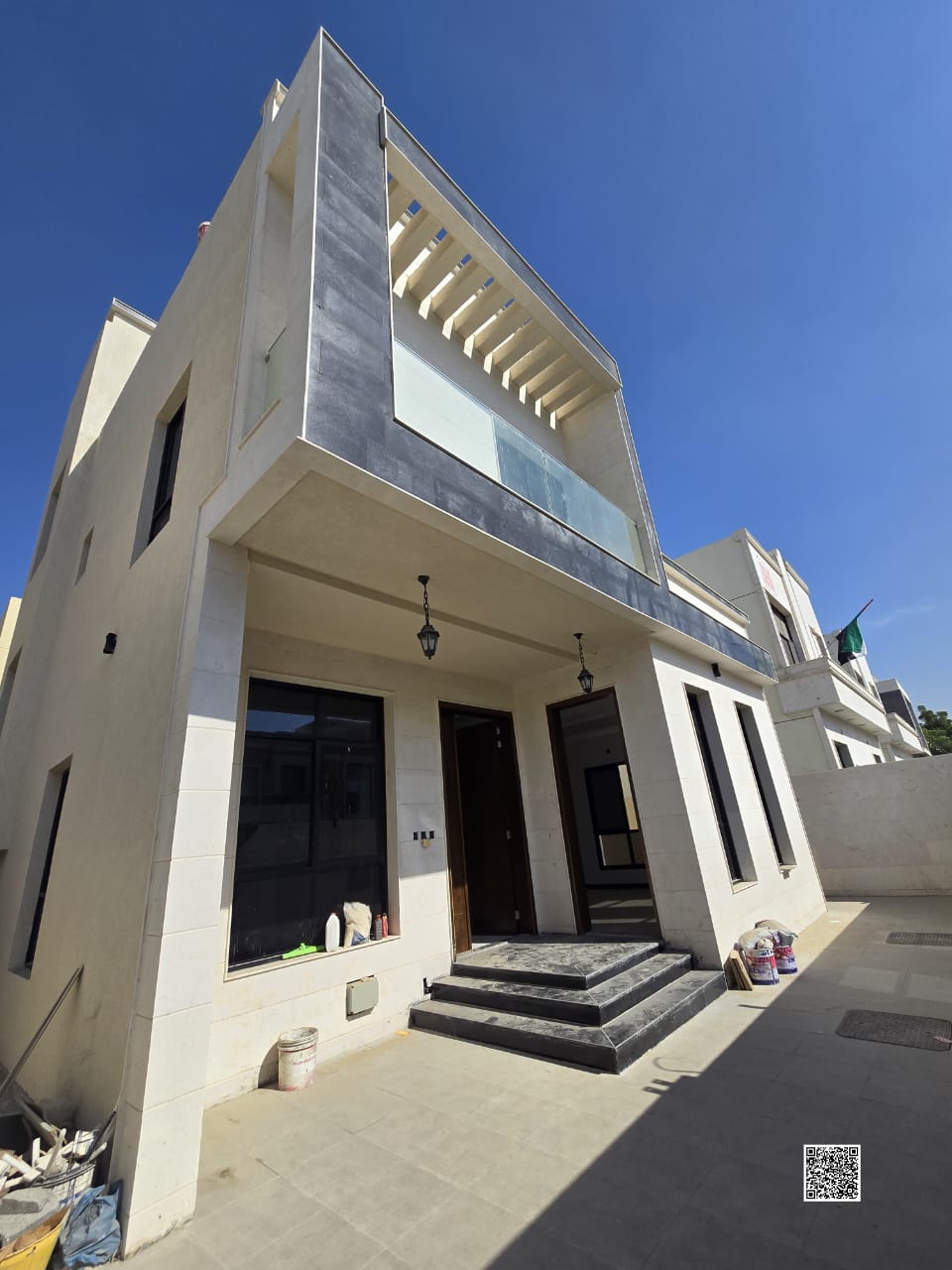 Strategically located near all services, a prime location, a modern villa including registration and ownership fees, and a yard.