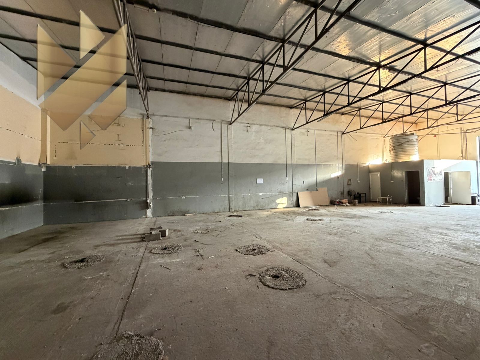 Garage 3,200 sq. ft. | Or any other activity | Includes office & 2 bathrooms | Electricity available