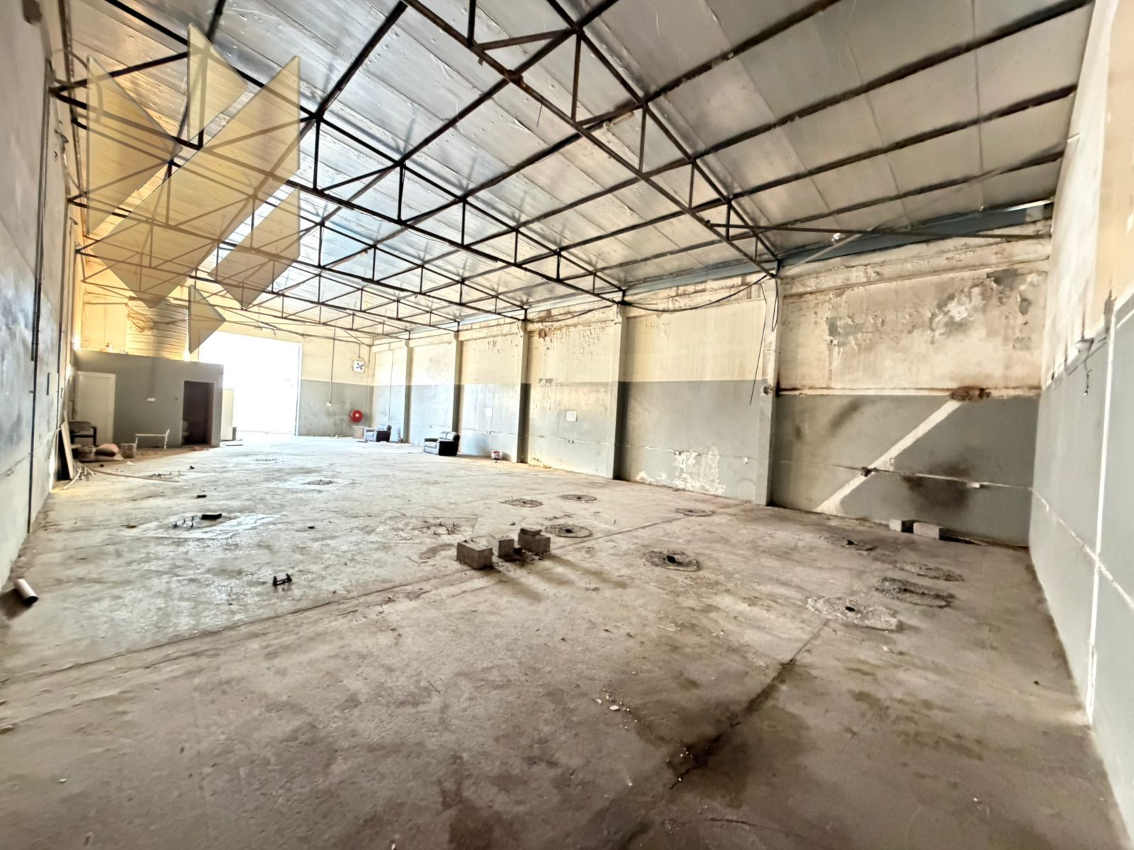 Warehouse 3,200 sq ft | 2 Bathrooms | Office Area: 3,200 sq ft Electricity and sewage available Suitable for any activity Features: