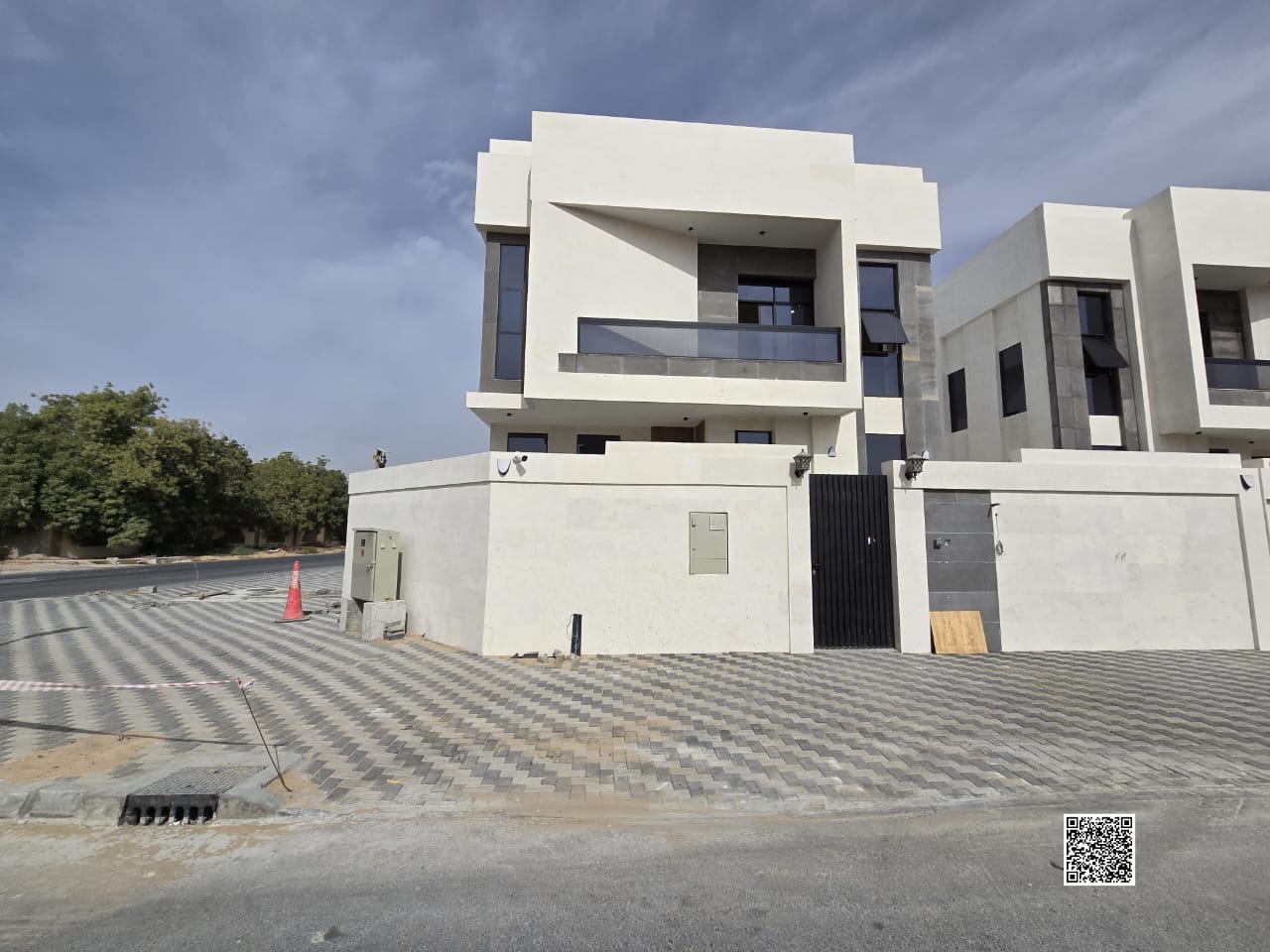 For sale: Two-story villa with a rooftop terrace and a large yard. Registration fees included. Price negotiable. Large courtyard. Close to Sheikh Moha