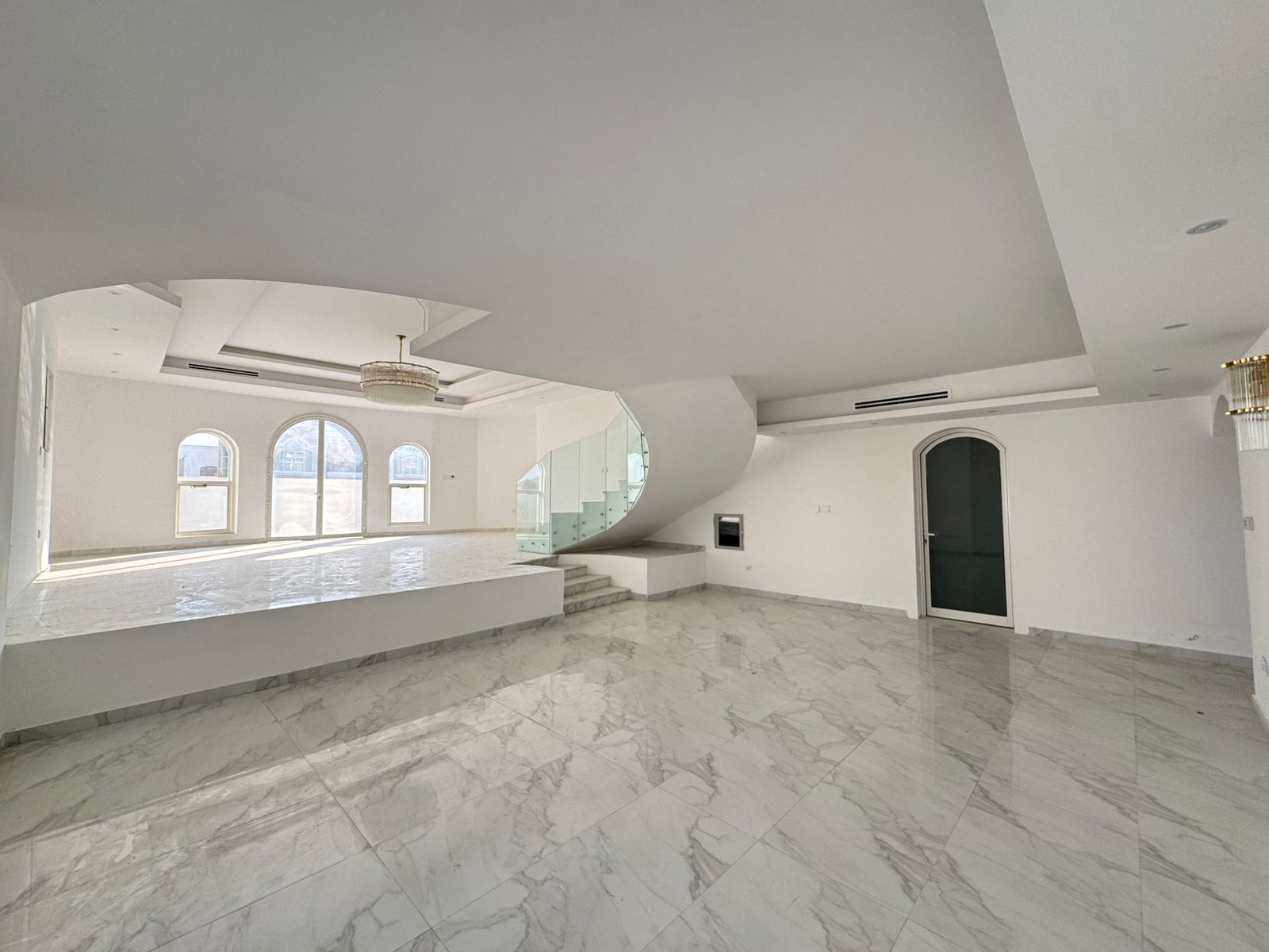 VERY SPACIOUS INDEPENDED 4 BEDROOM VILLA AT THE MAIN LOCATION READY TO MOVE.