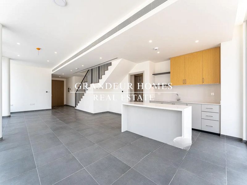 June AR III| Luxurious 5-BR | Semi-Detached Villa