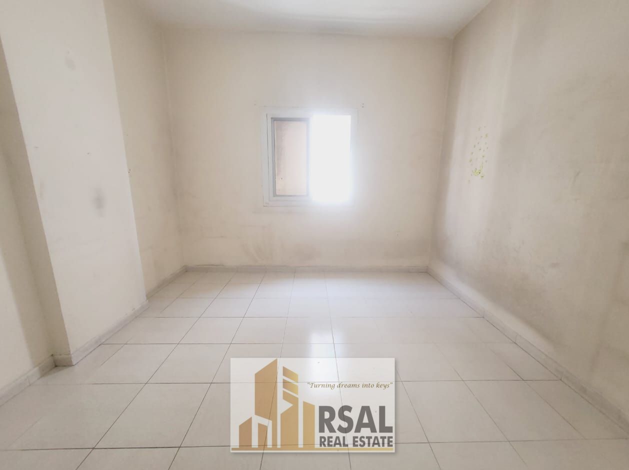 Lavish 1BHK With Balcony/Family Building/Near School Area