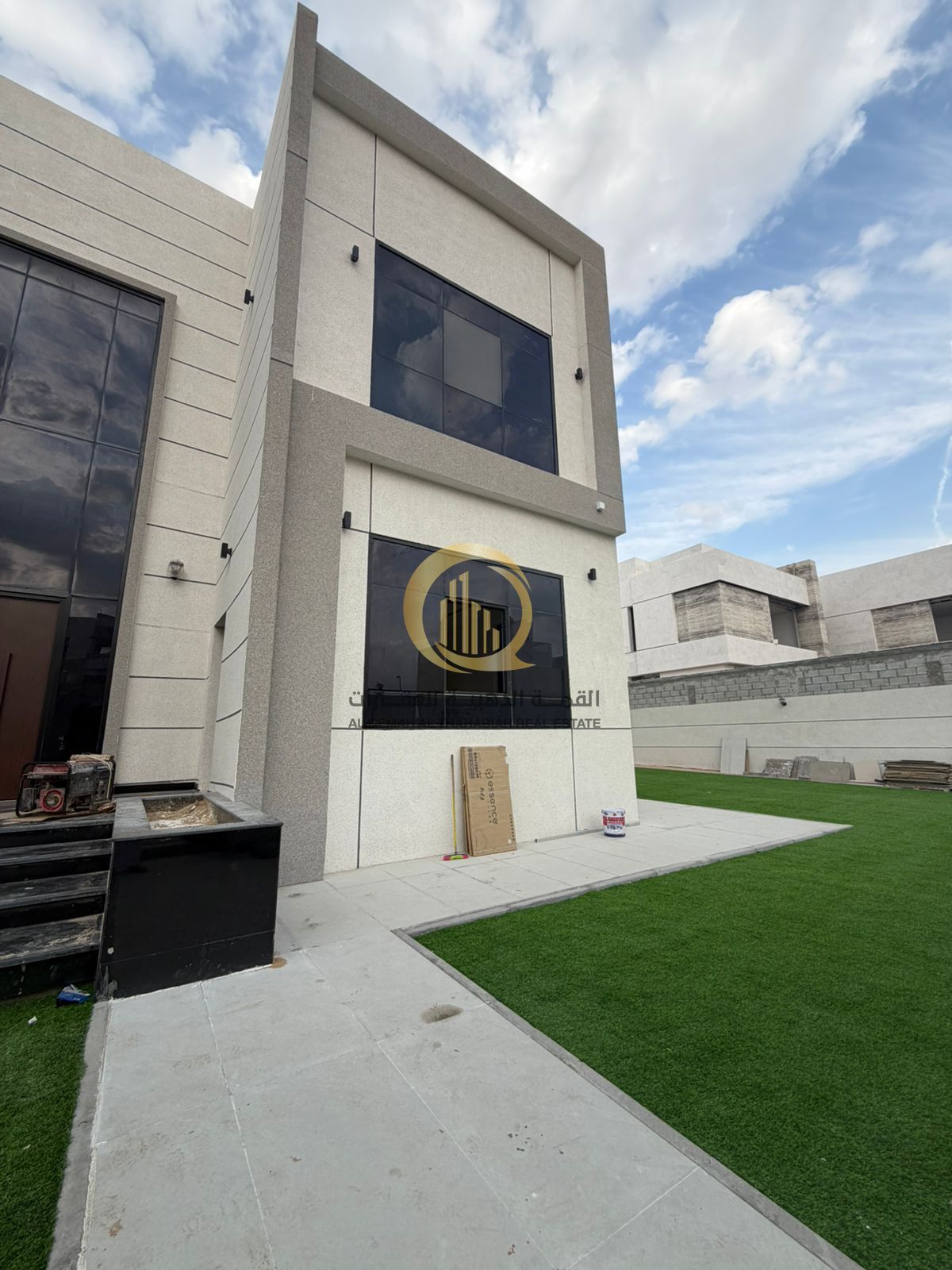 For sale: an exclusive and elegant villa in Al-Houshi. The land area is 10,000 square feet, with freehold ownership for Arabs, featuring a large and d