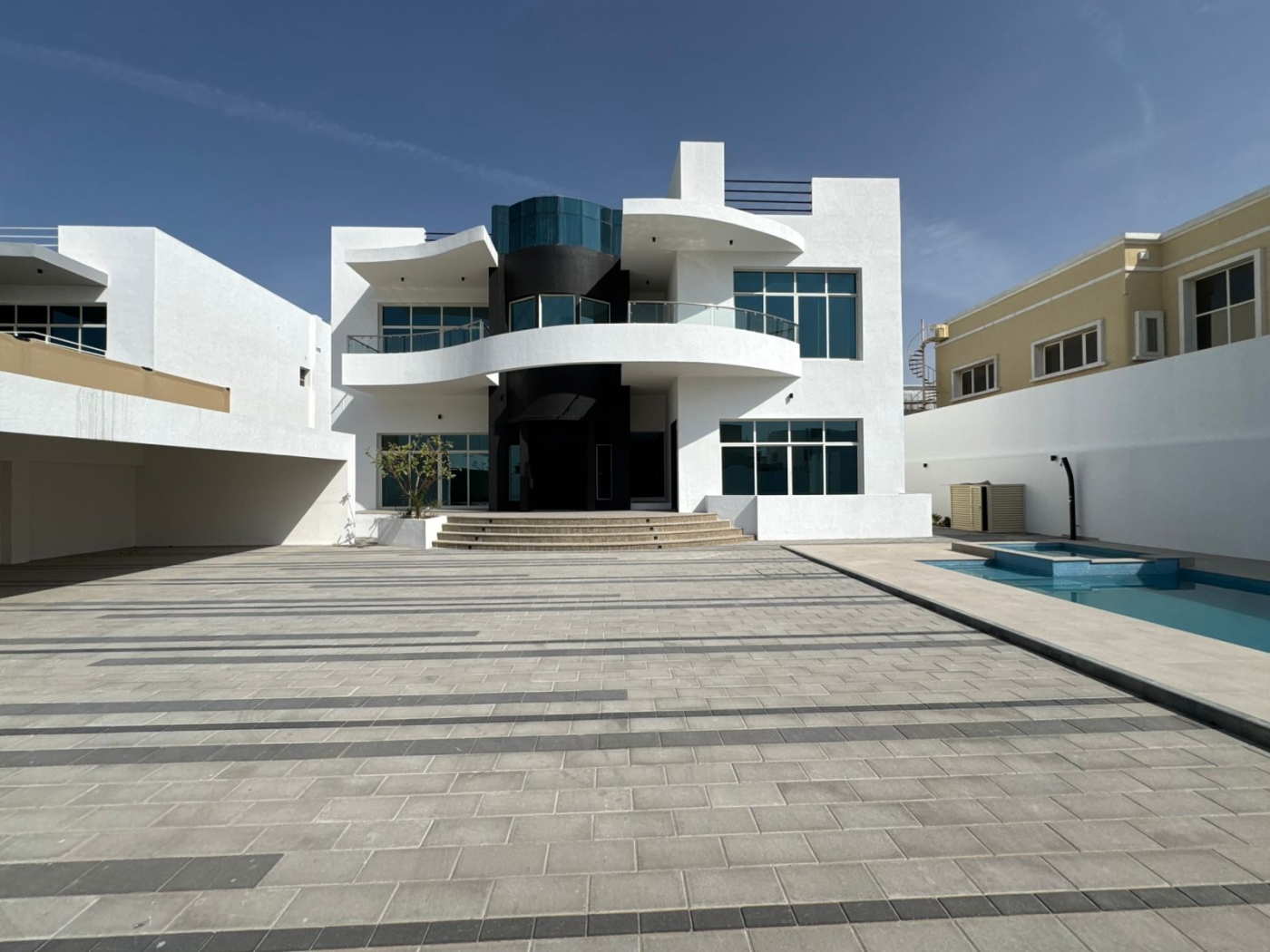 5BR LUXURY VILLA | POOL | MAJLIS | 4 PARKING