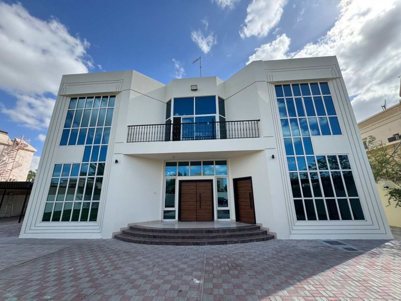 5BR VILLA | 2 LIVING AREAS | GARDEN | PARKING