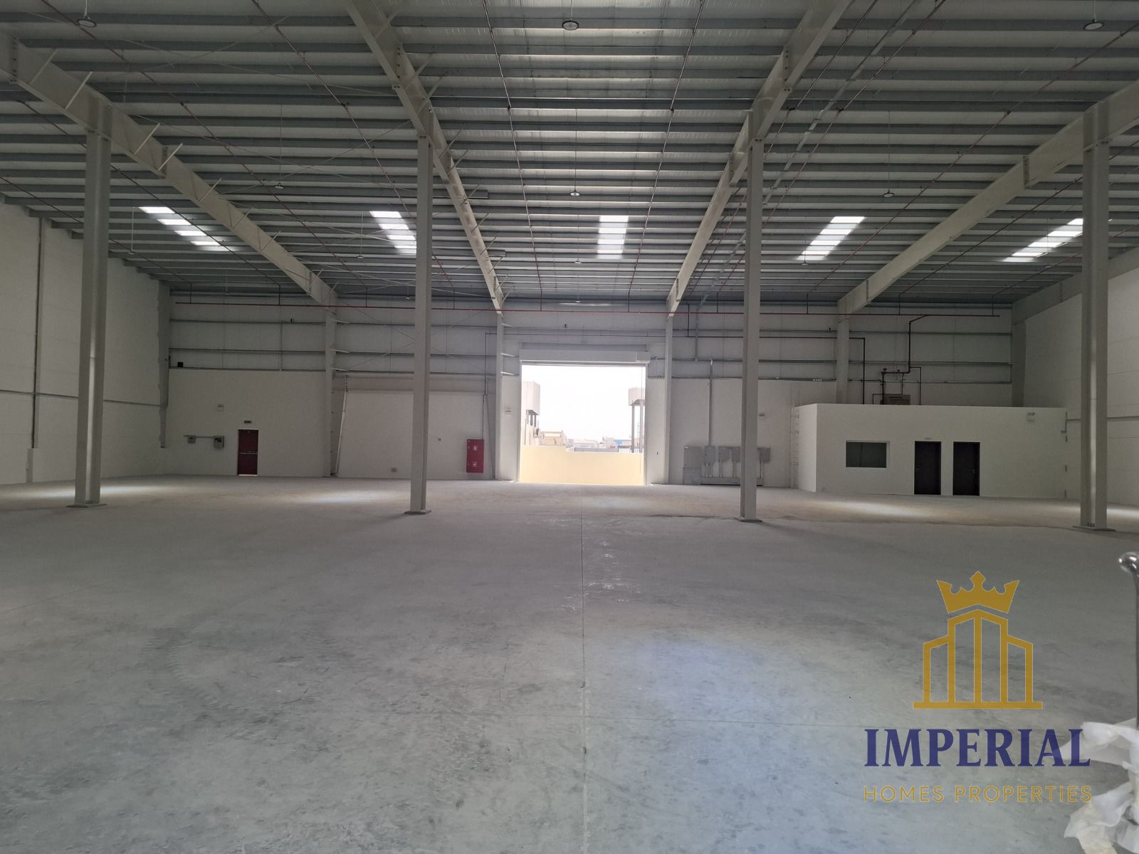 7700 sq ft warehouse with 70 kW electricity ready