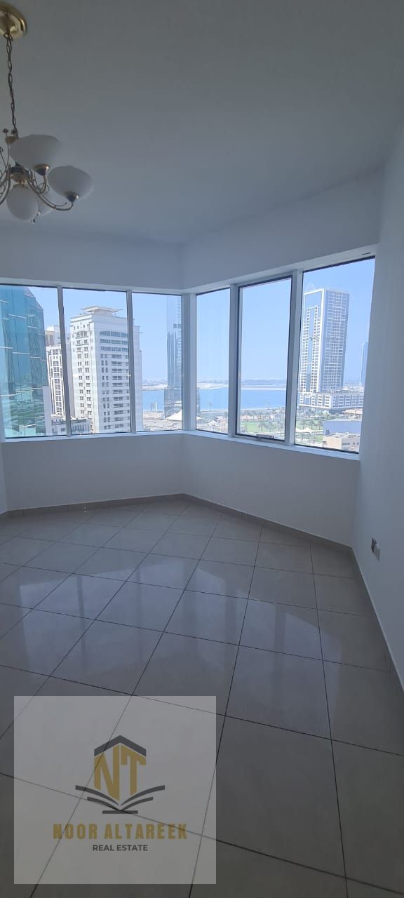 The cooperation apartment has two rooms, a hall, two bathrooms, and a sea view