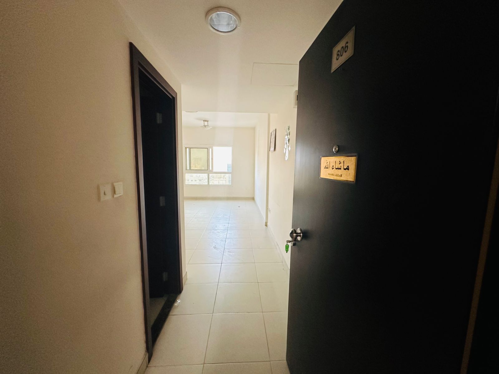 Landlord-provided air conditioning, spacious layout, and excellent finishing. Master bedroom included, with free maintenance throughout the year.