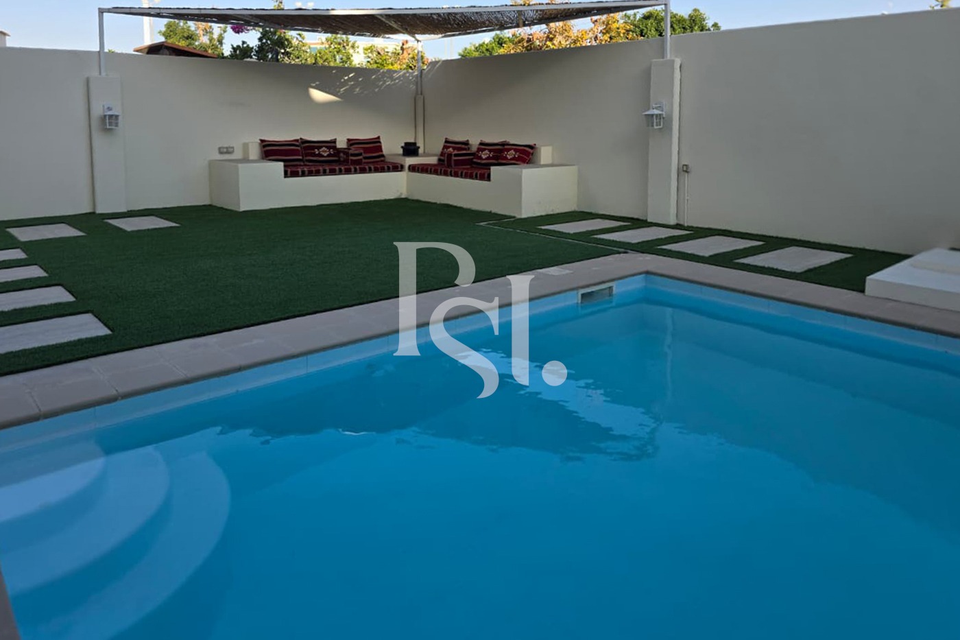 Single Row|Near Amenities|Private Pool!!
