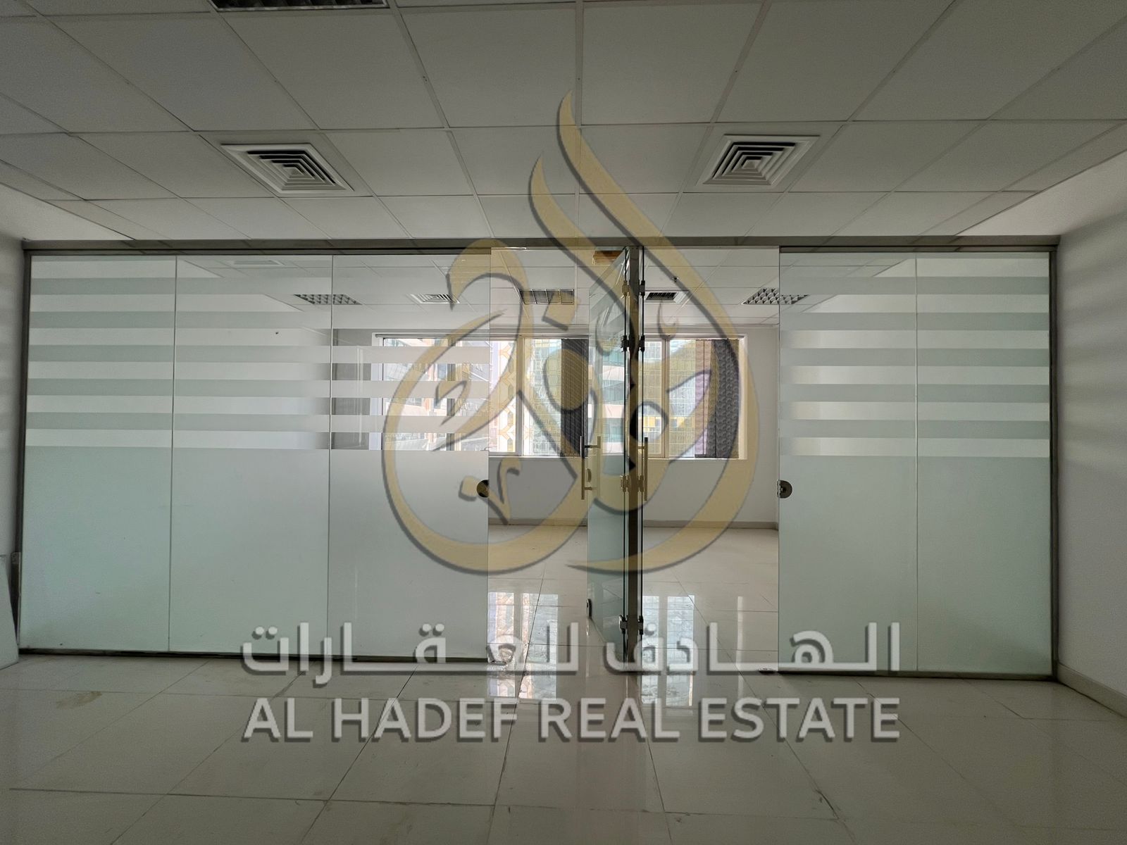 ! : **For rent: Deluxe office in a prime location, close to all services, with free parking. Rent: 50,000. **