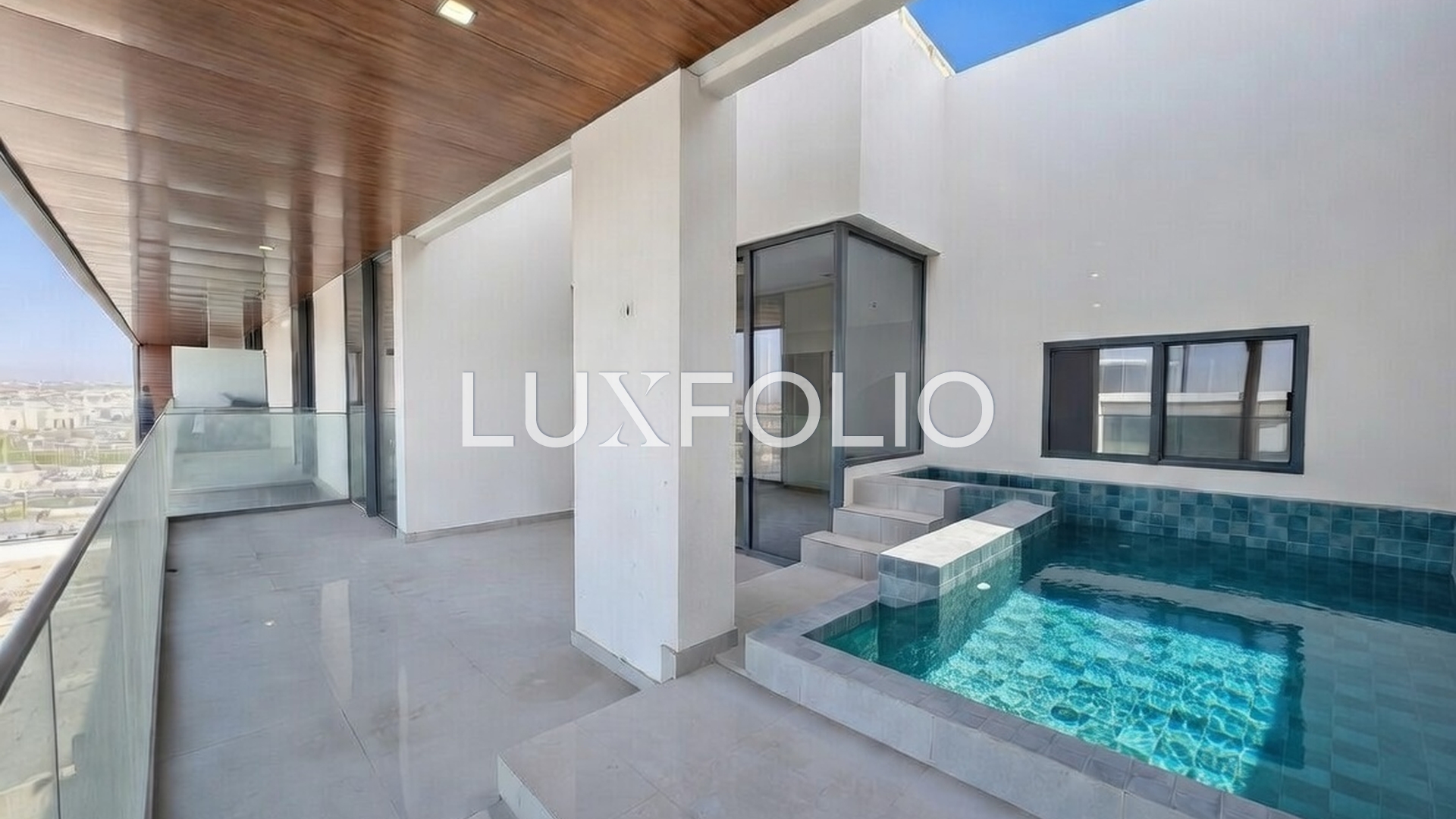 Full Ensuite | Private Pool | Top Floor