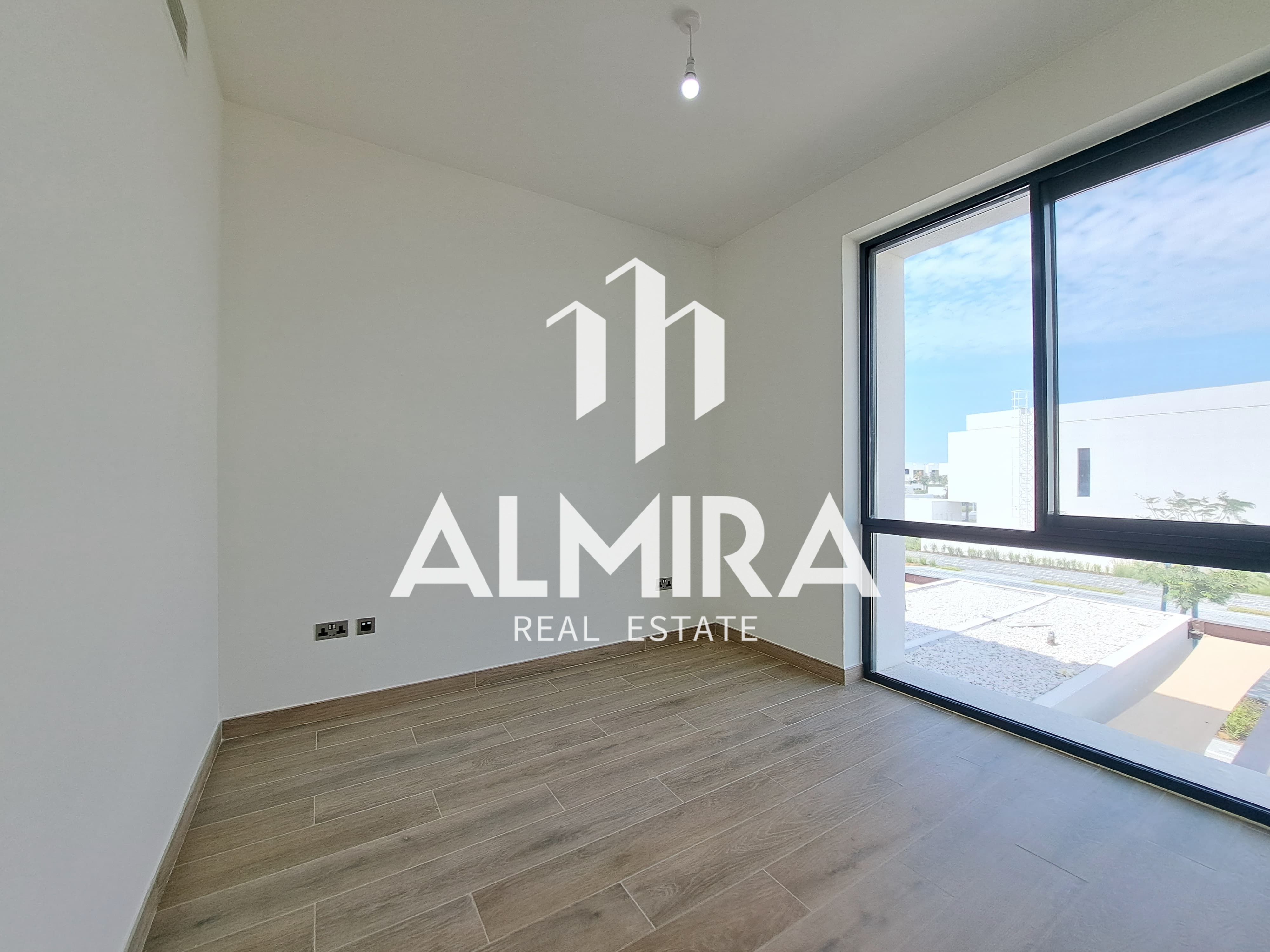 Single Row | End Unit | Ready To Move In