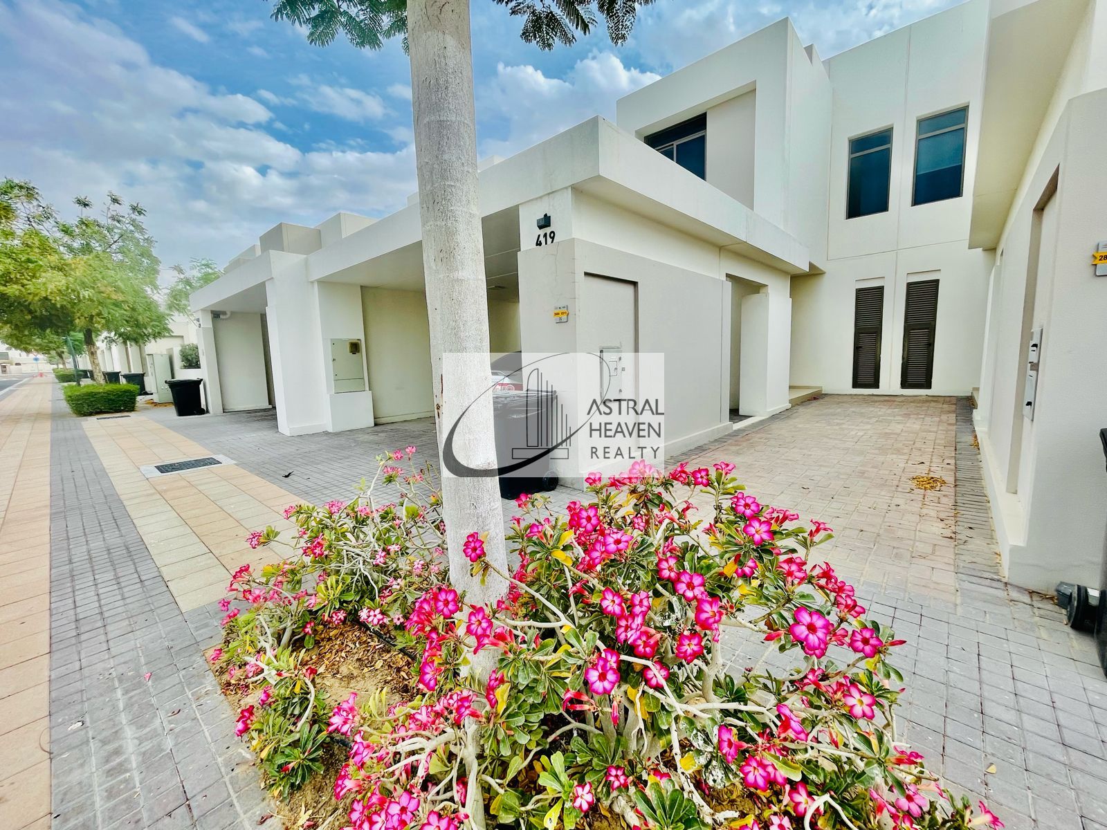 Spacious 3 Bed + Maid Villa - Next to Community Centre - Amazing Location with Huge Central Park