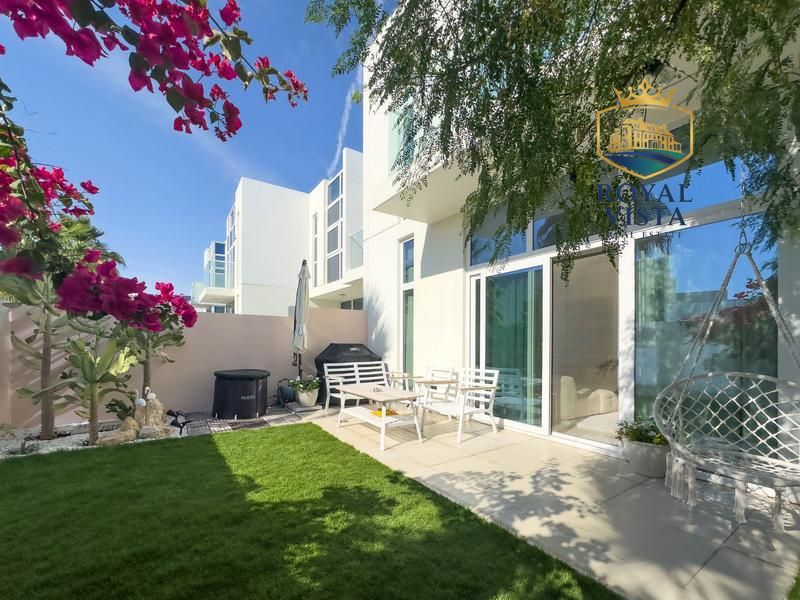 3 bedrooms +maid room with big close kitchen middle corner L shape garden fully maintained unit SINGLE ROW