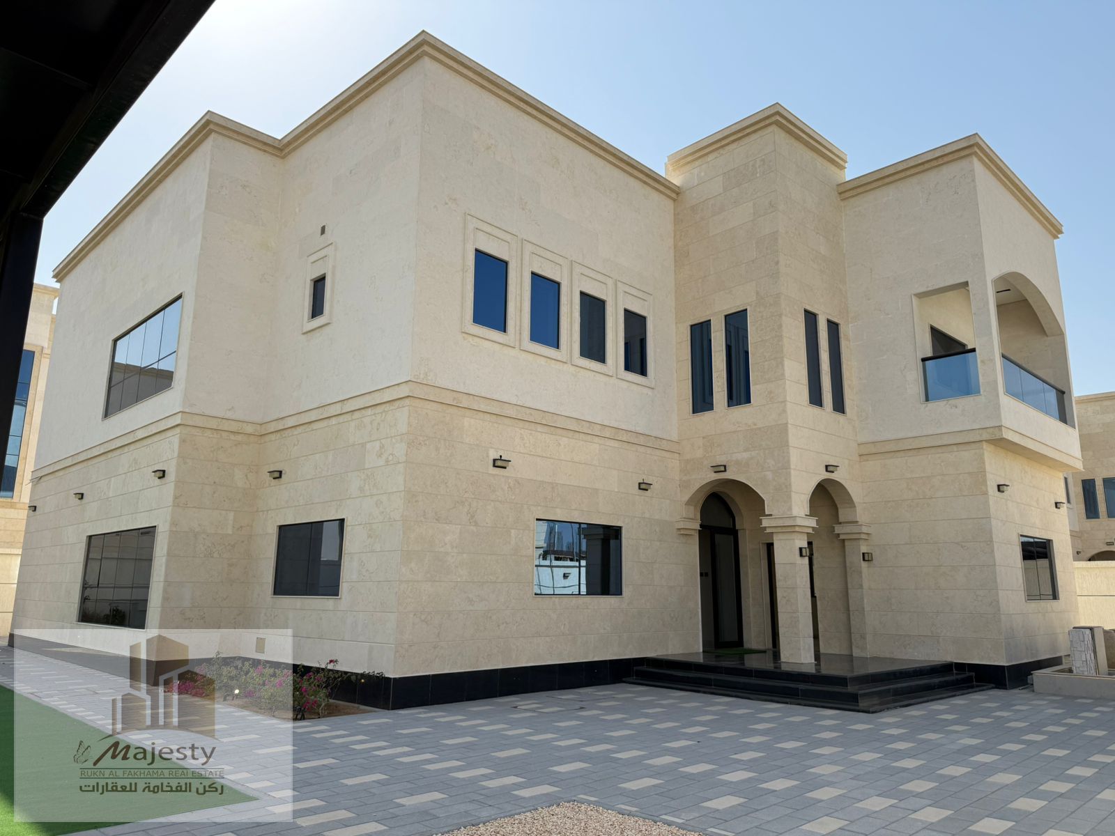 Villa for sale in Al-Houshi on a 10,000 sq ft plot, with an internal elevator, two spacious living rooms, a maid's room, a laundry room, and an intern