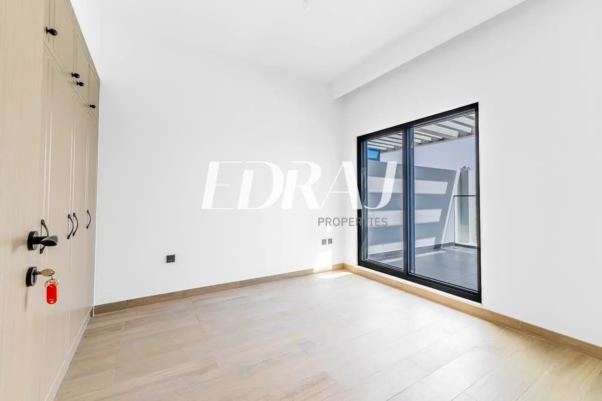 Luxury 5BR Townhouse | Premium | Community Living