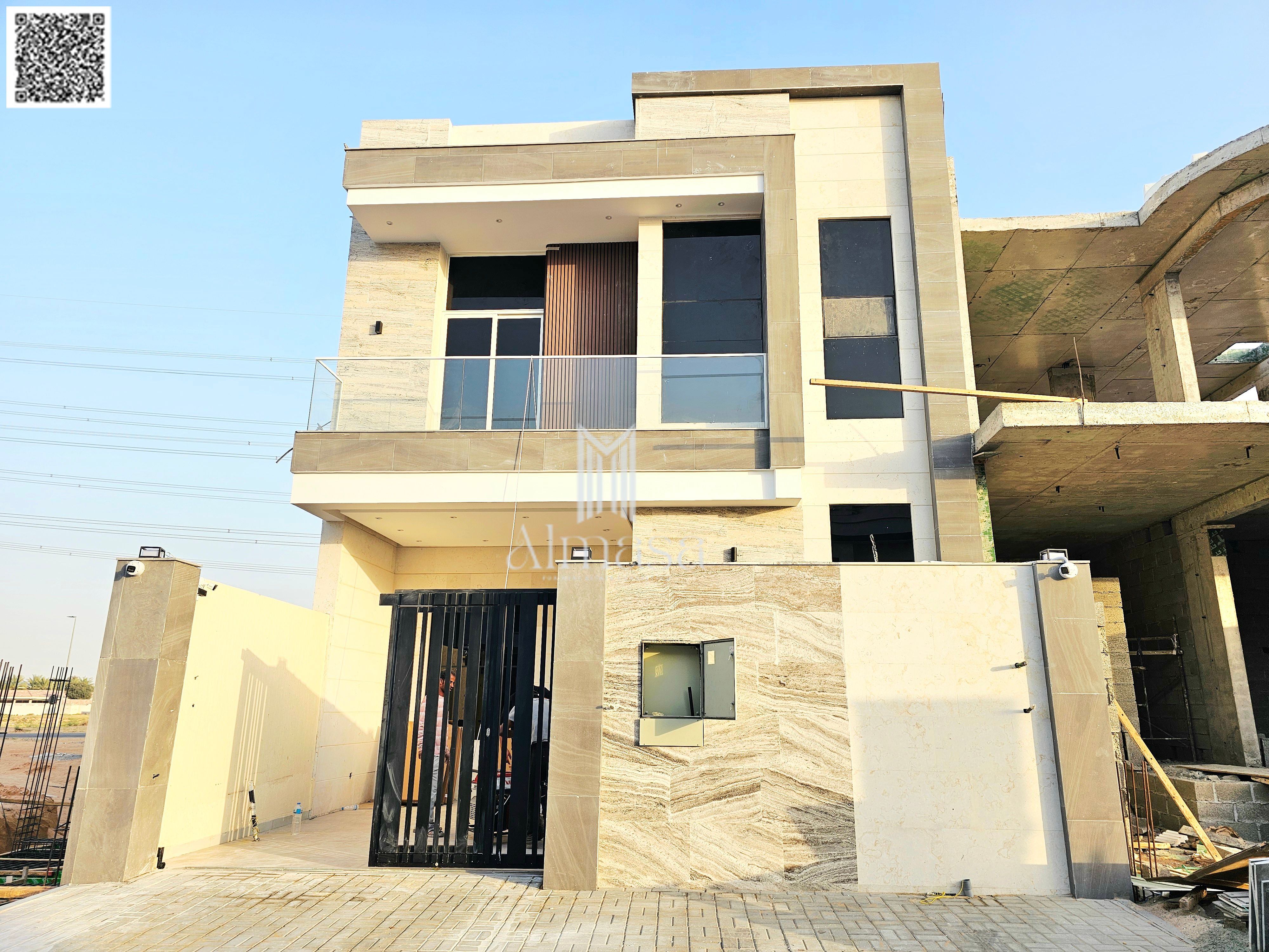 Modern villa with stone facade, 5 rooms with a roof terrace, prime location