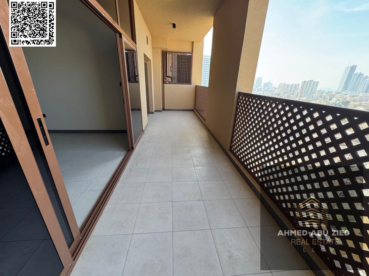 First occupancy with one month free! Apartment consisting of two large master bedrooms, a very spacious living room, a fully equipped kitchen, and thr